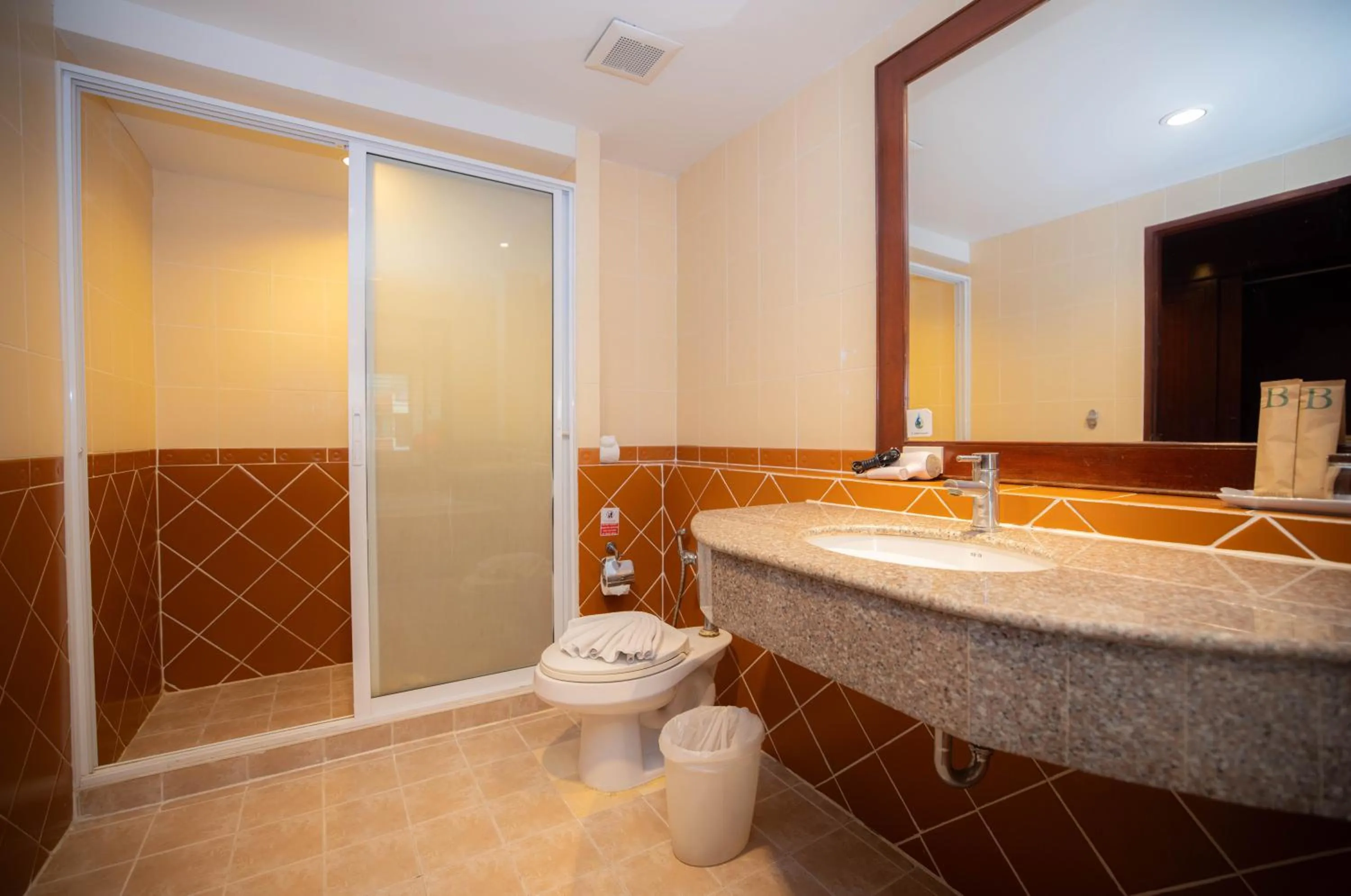 Shower in Baumanburi Hotel Patong