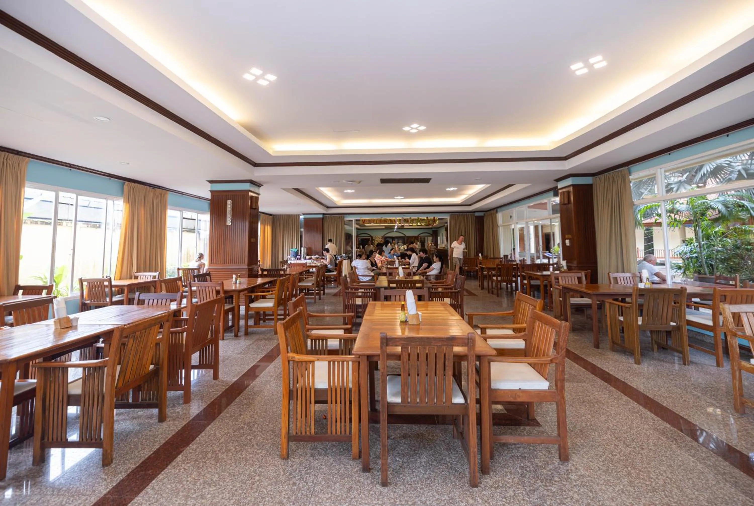 Restaurant/places to eat in Baumanburi Hotel Patong