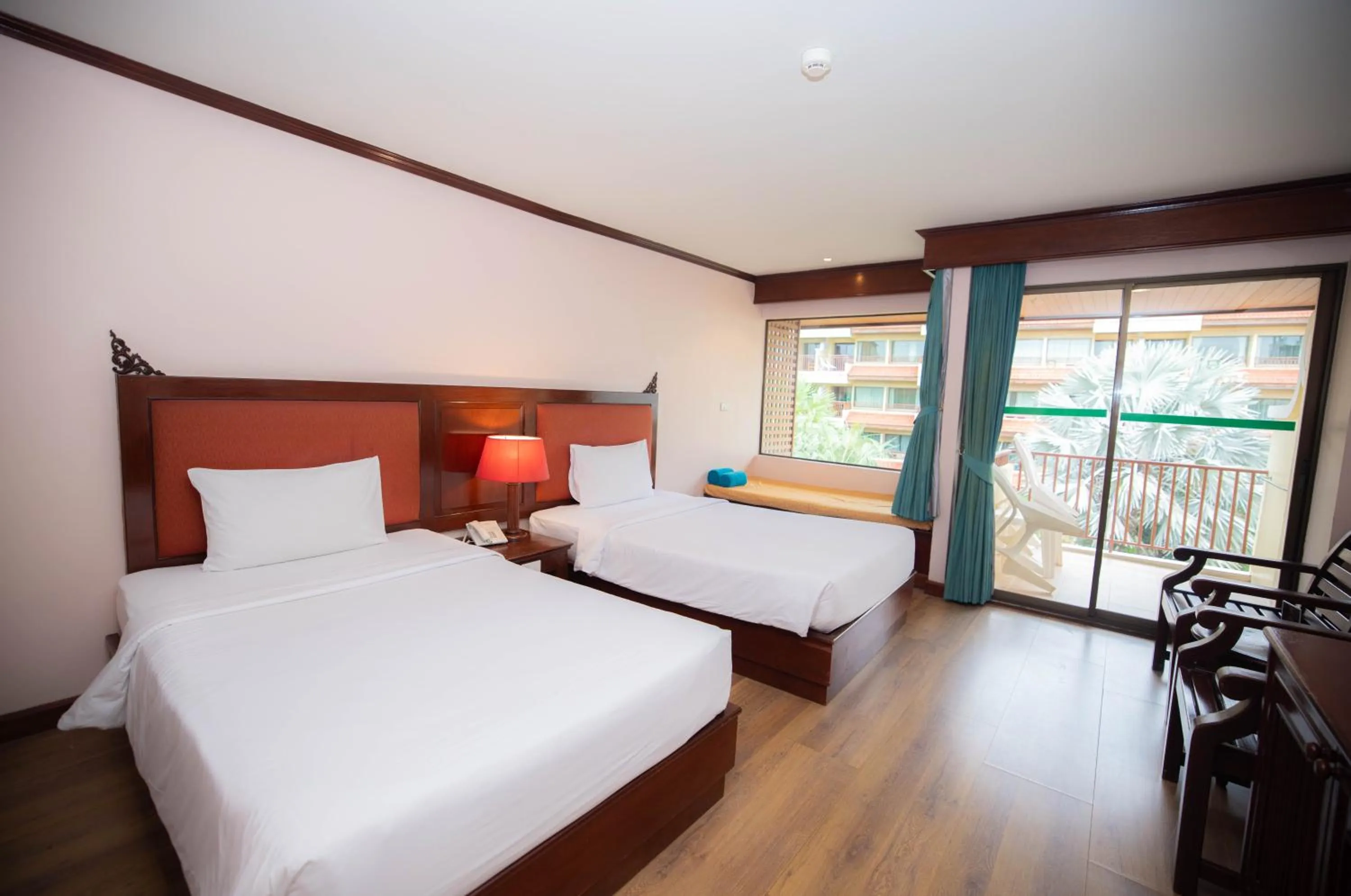 Photo of the whole room, Bed in Baumanburi Hotel Patong
