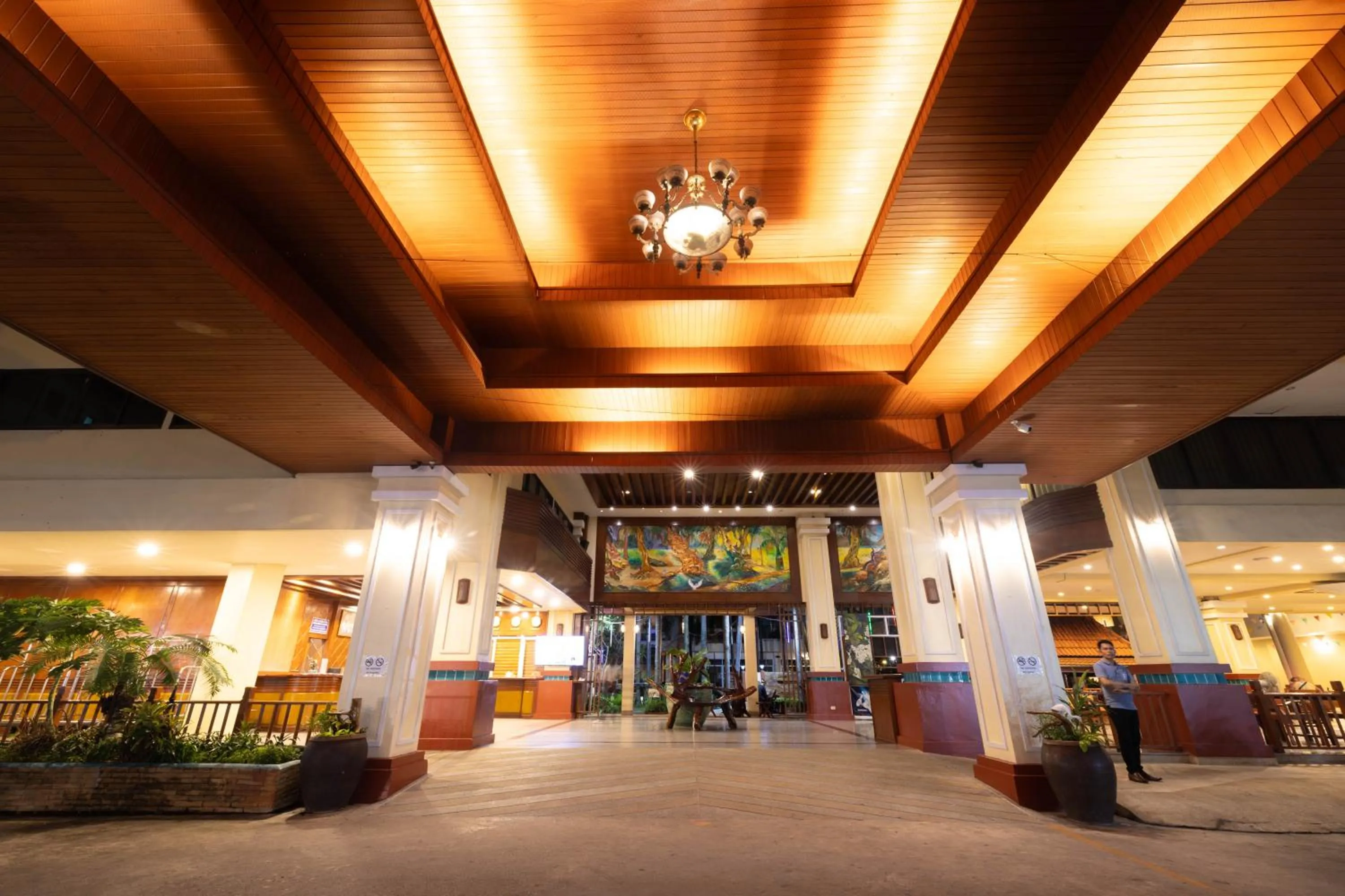 Area and facilities in Baumanburi Hotel Patong