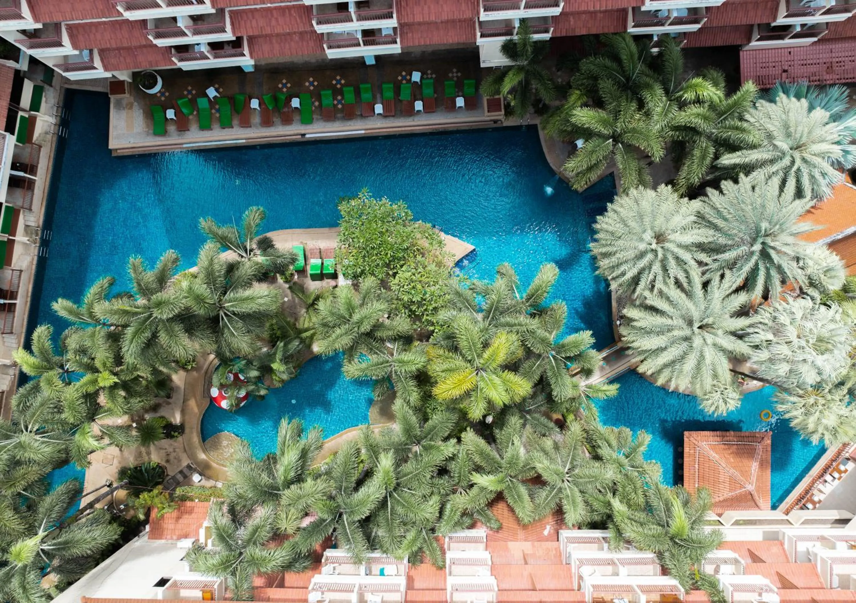 Swimming pool in Baumanburi Hotel Patong