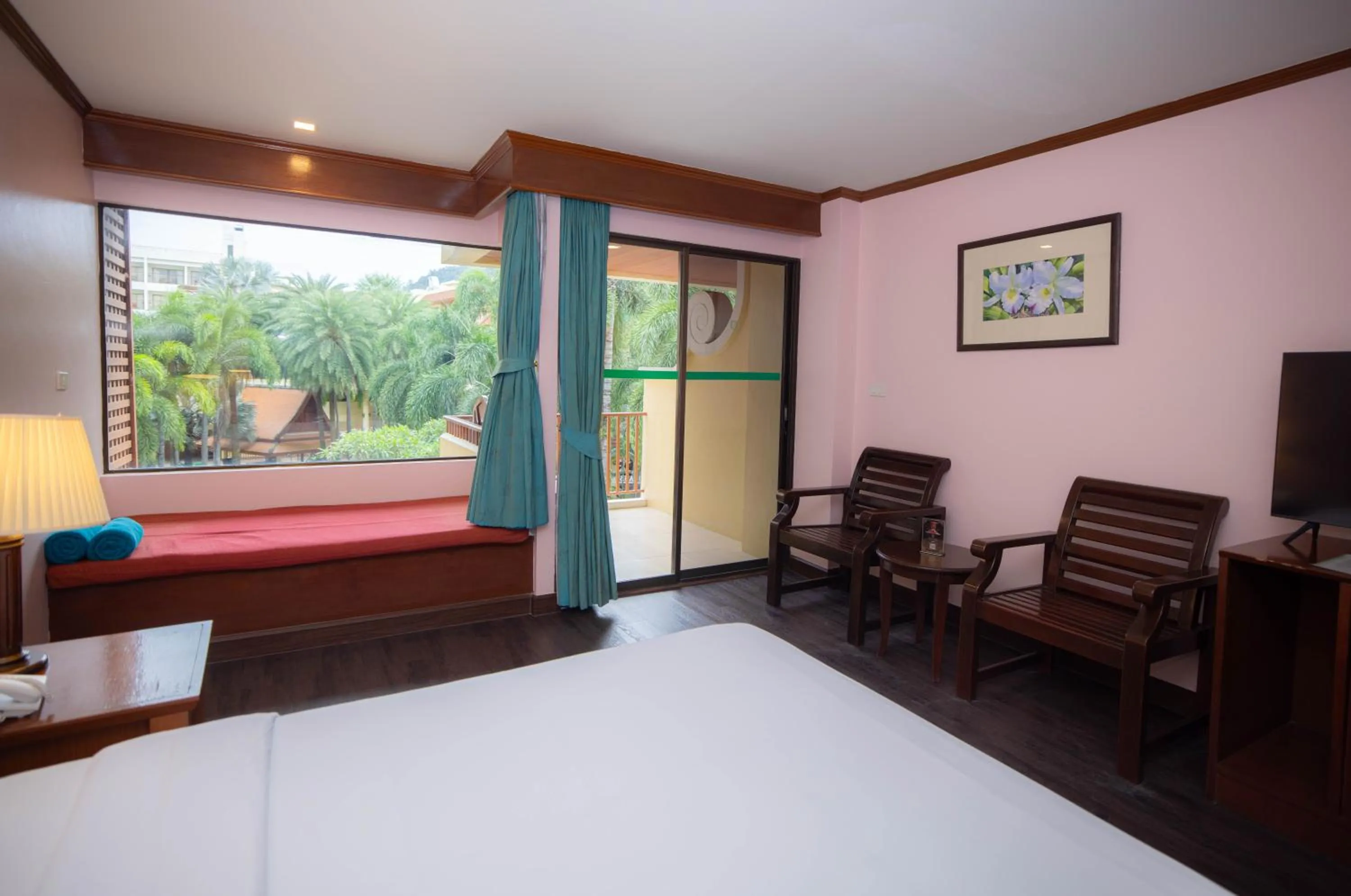 Bed in Baumanburi Hotel Patong