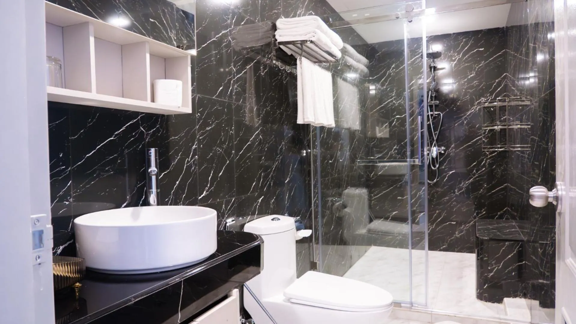 Bathroom in Baumanburi Hotel Patong