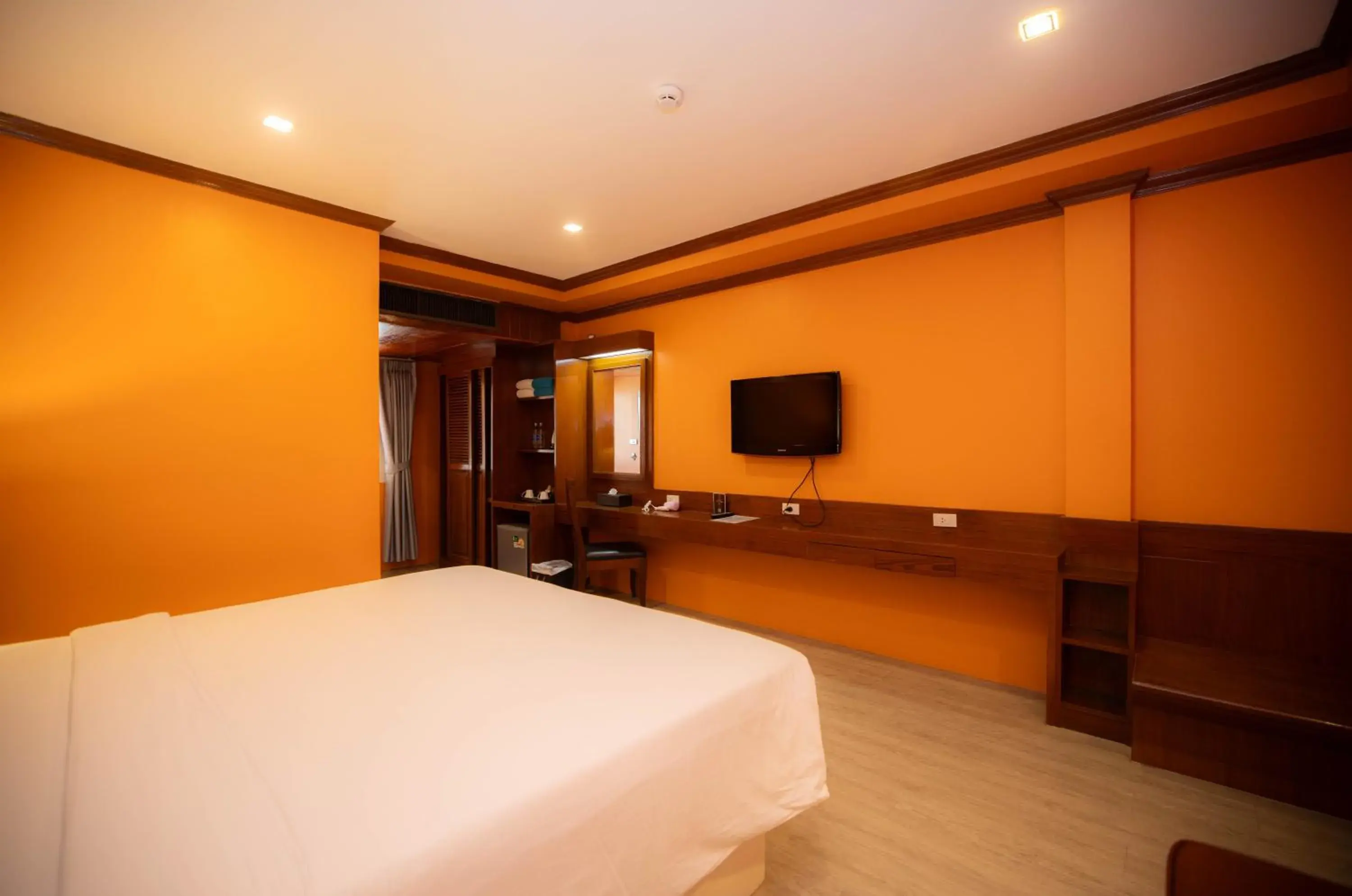 Superior King Room in Baumanburi Hotel Patong Superior King Room in Baumanburi Hotel Patong