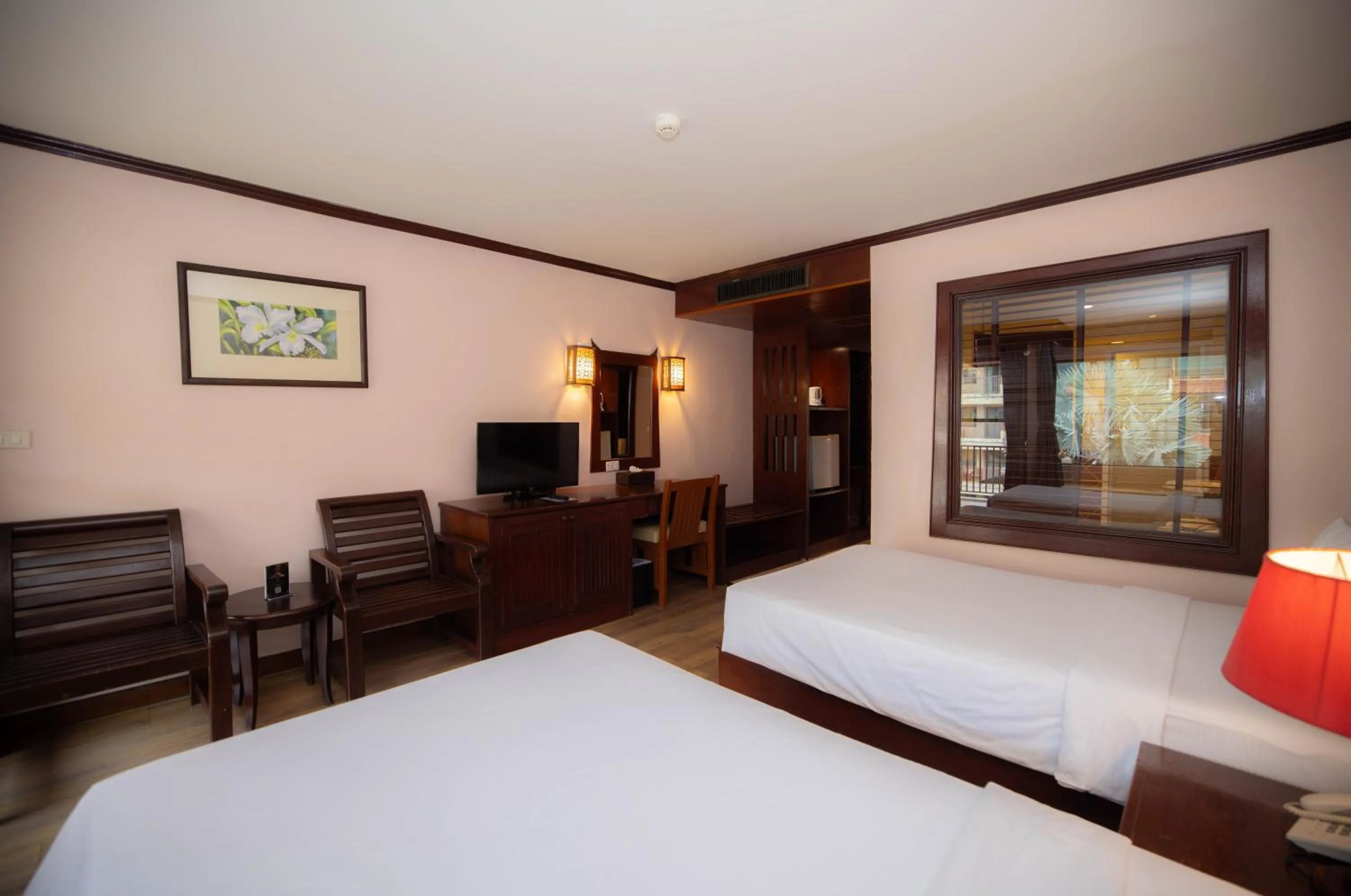 Photo of the whole room, Bed in Baumanburi Hotel Patong