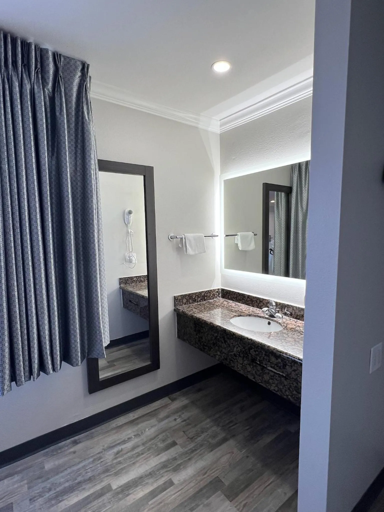 Bathroom, Bed in Cloud 9 Inn LAX