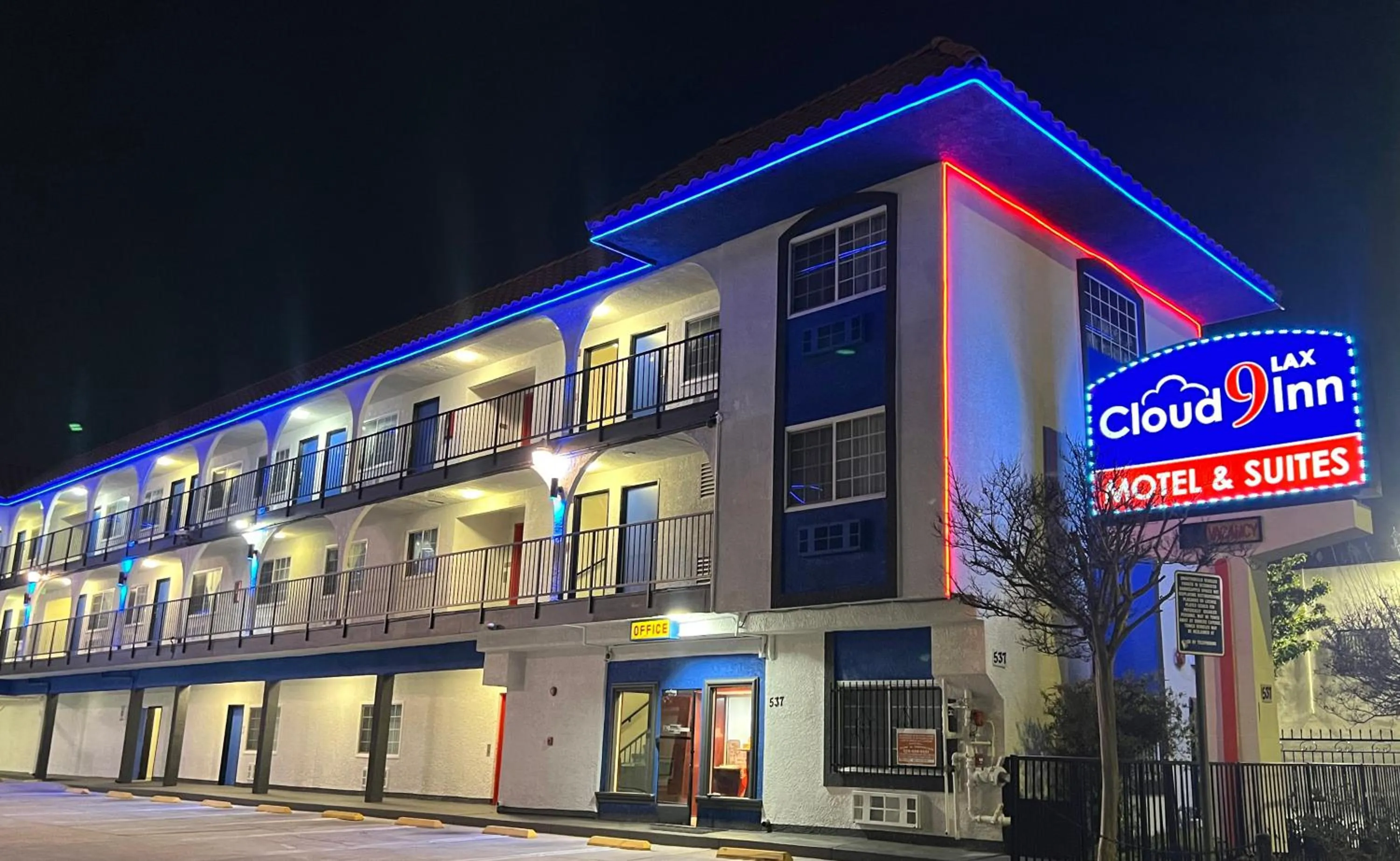 Property building in Cloud 9 Inn LAX