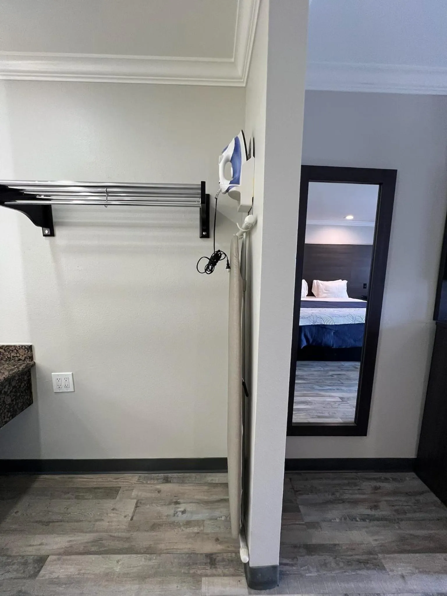 Bathroom, Bed in Cloud 9 Inn LAX