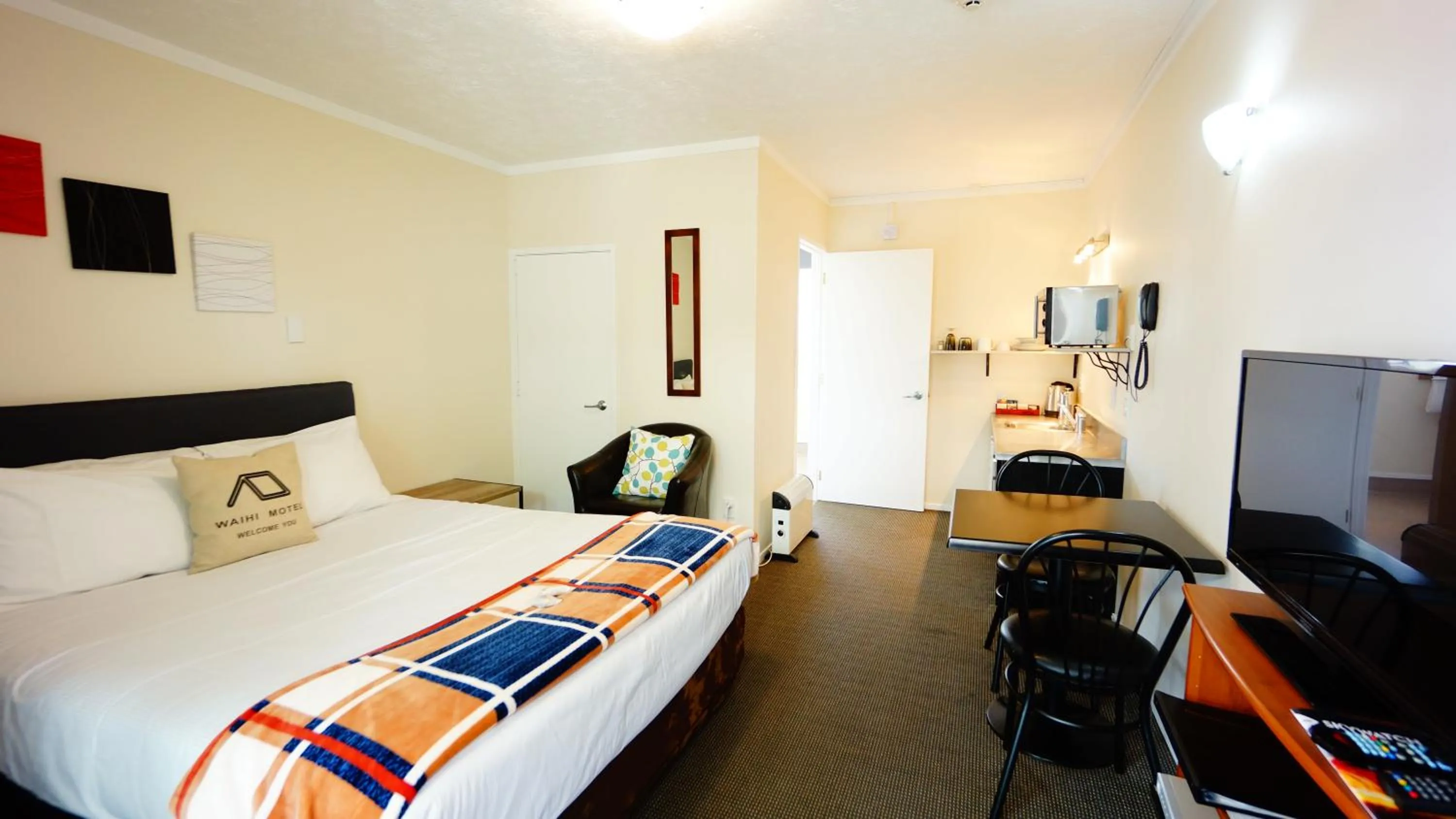 Photo of the whole room, Bed in Waihi Motel