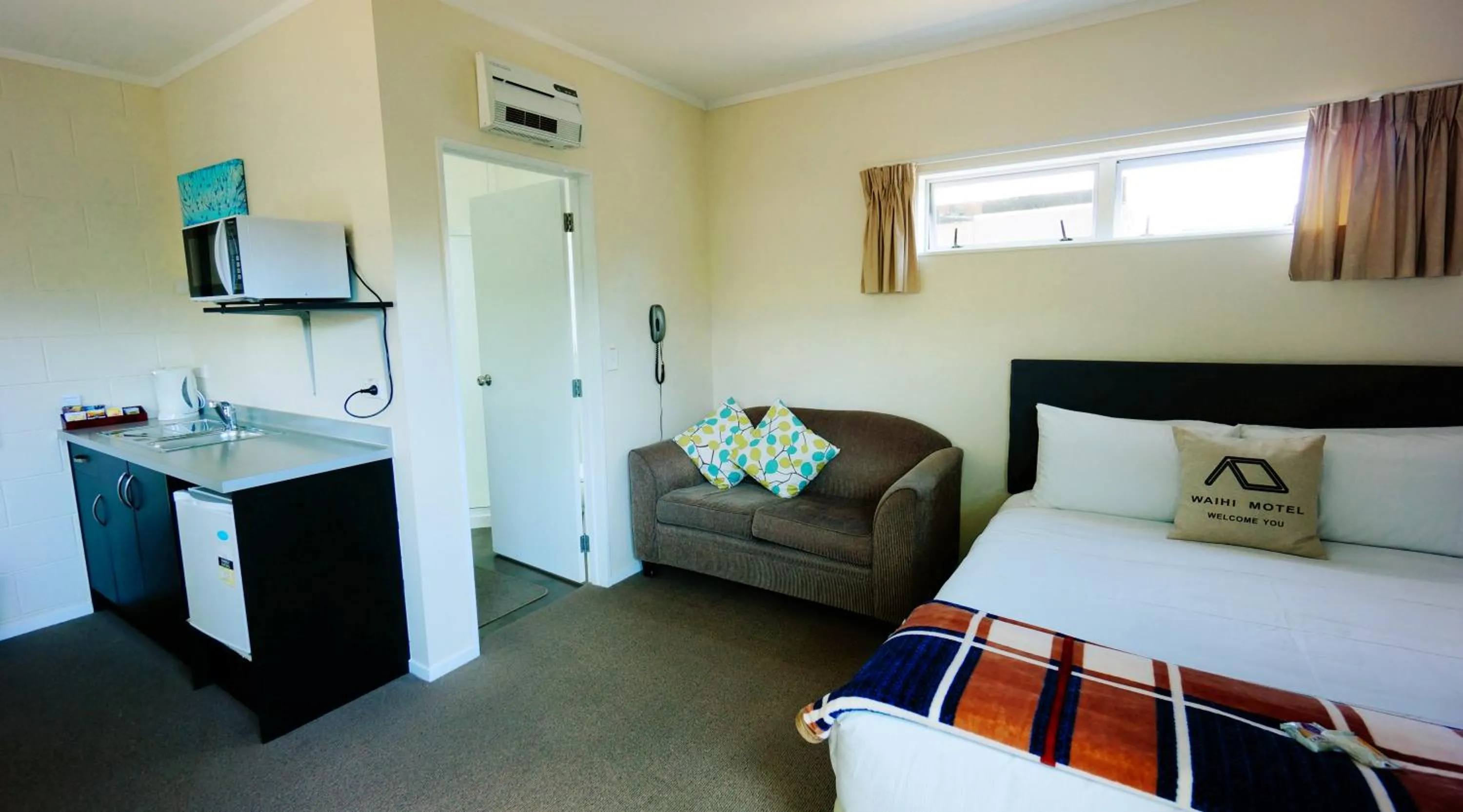Photo of the whole room, Bed in Waihi Motel