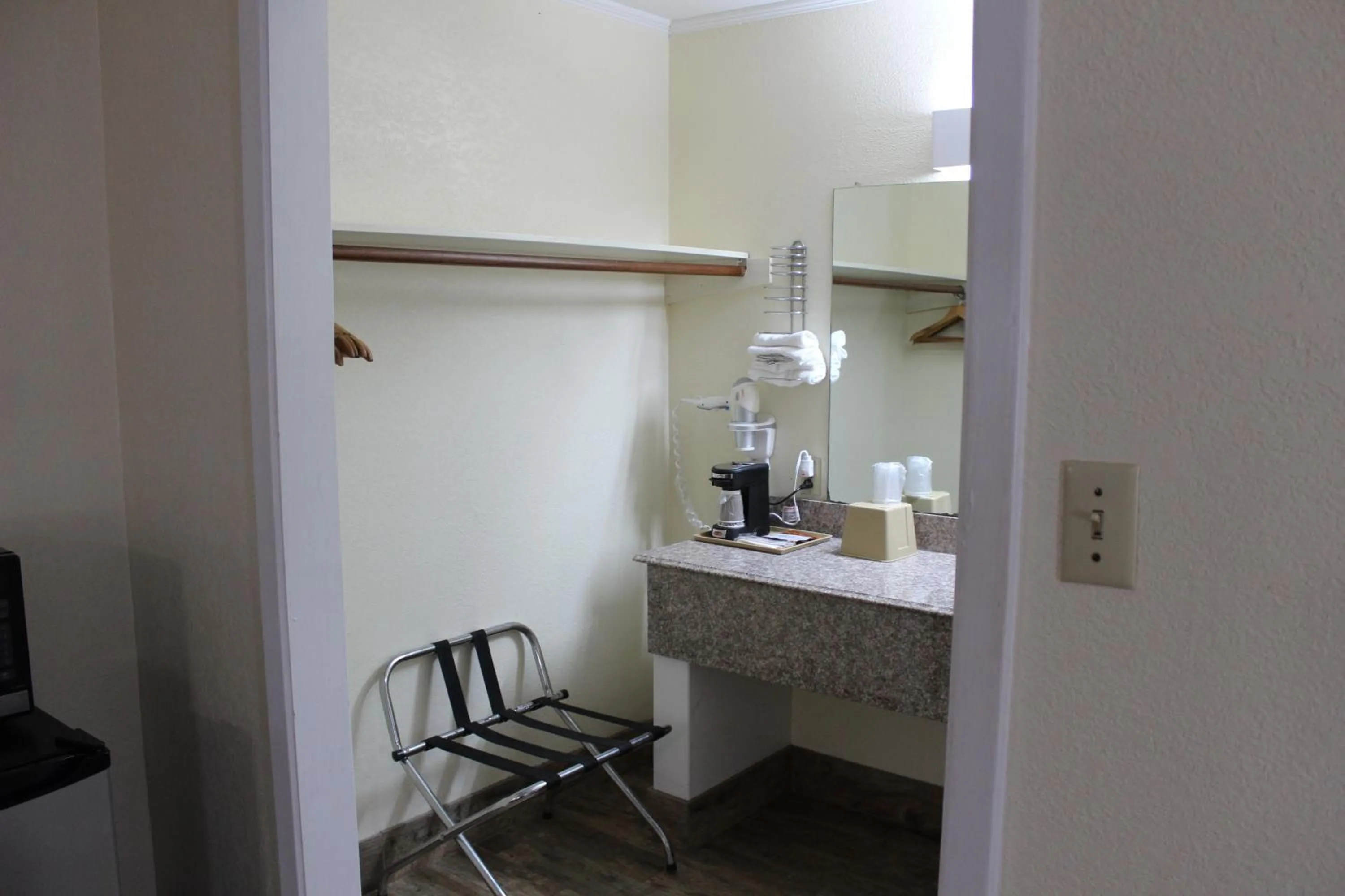 Coffee/tea facilities in Evergreen Inn and R.V.