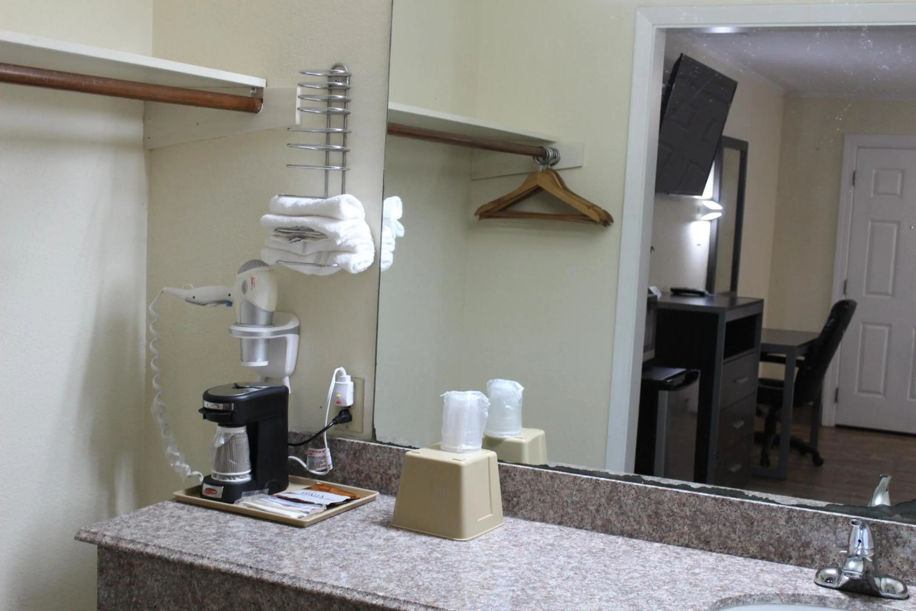 Coffee/tea facilities in Evergreen Inn and R.V.