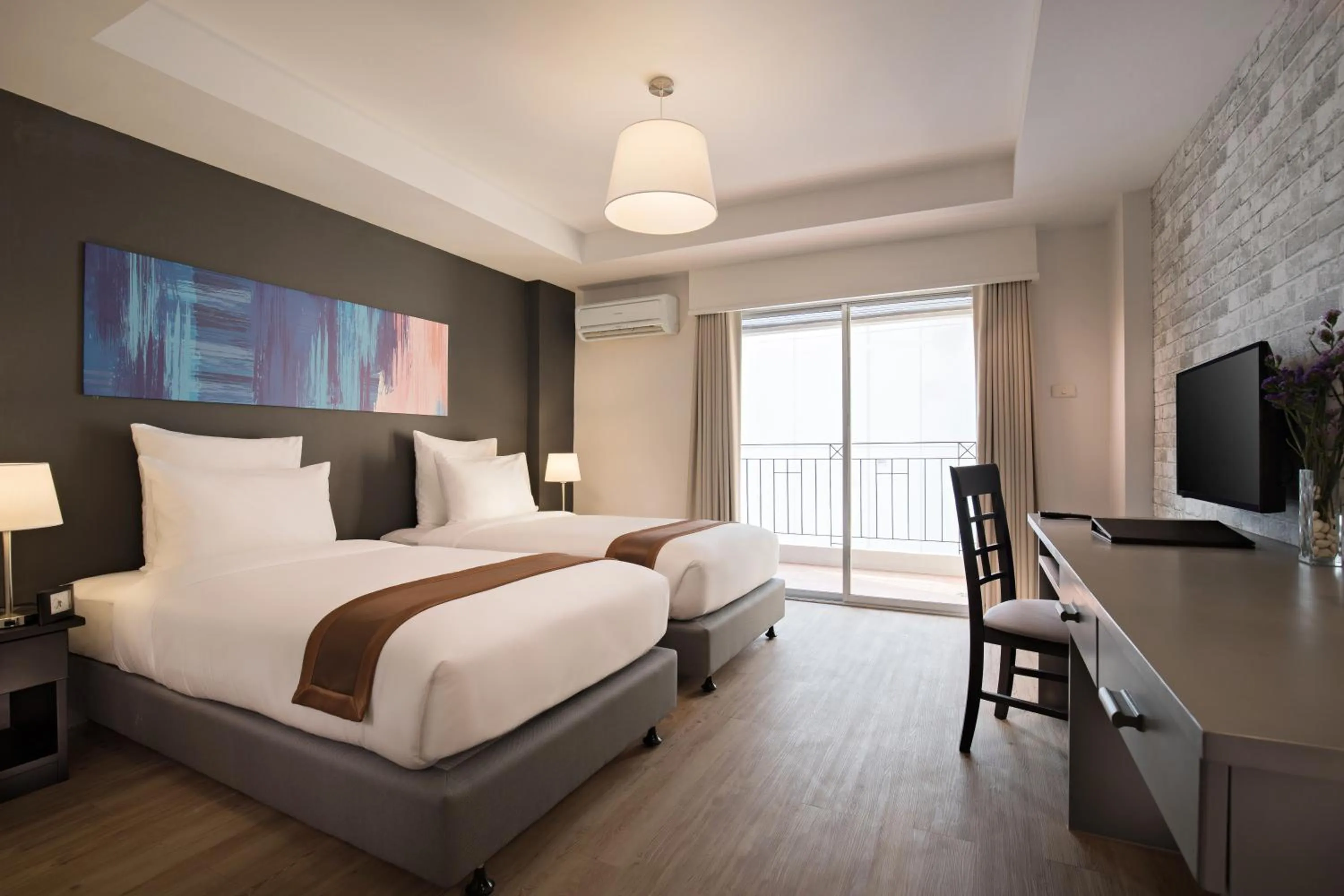 Photo of the whole room, Bed in Journeyhub Pattaya Central