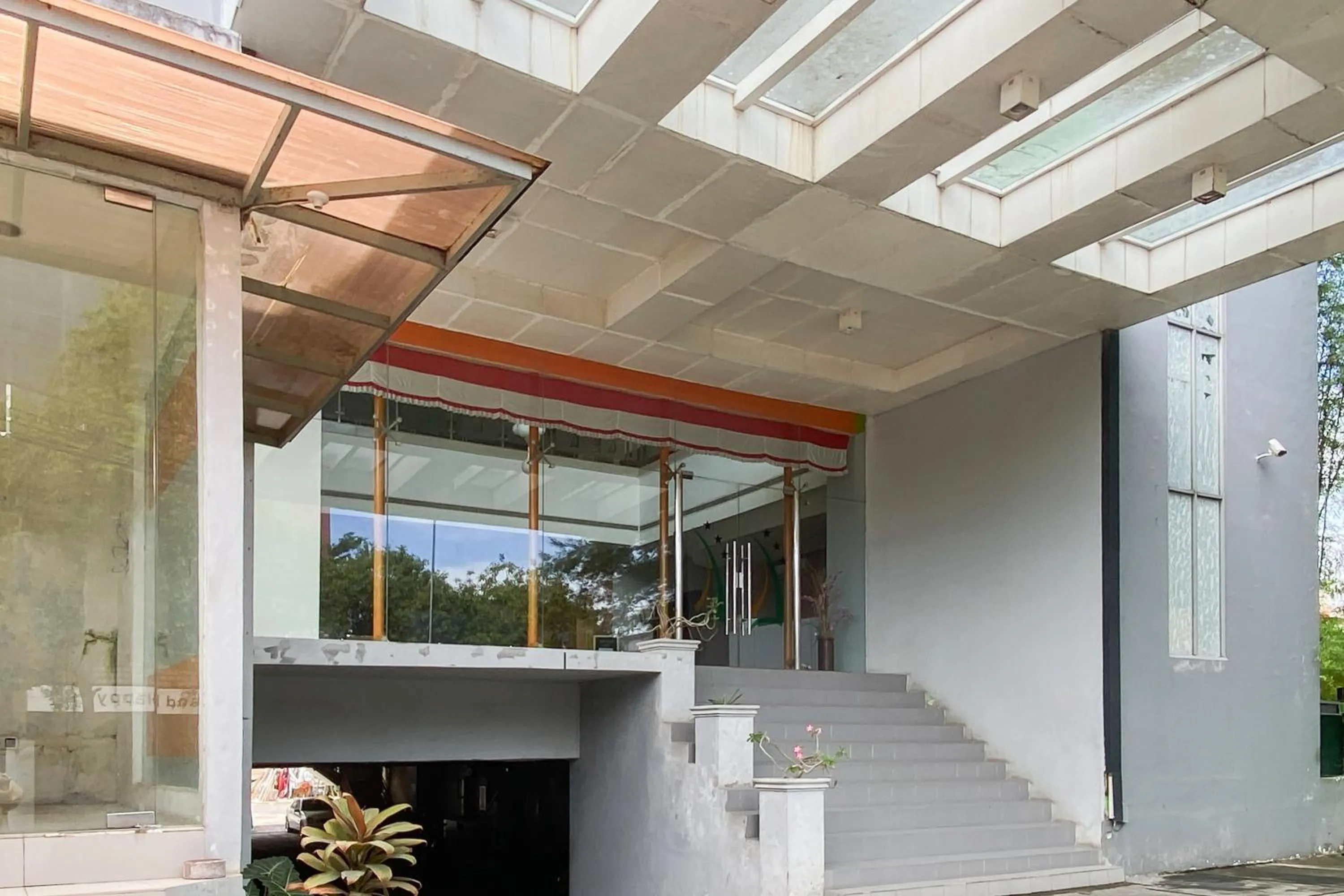 Facade/entrance in Urbanview Hotel Asyra Makassar