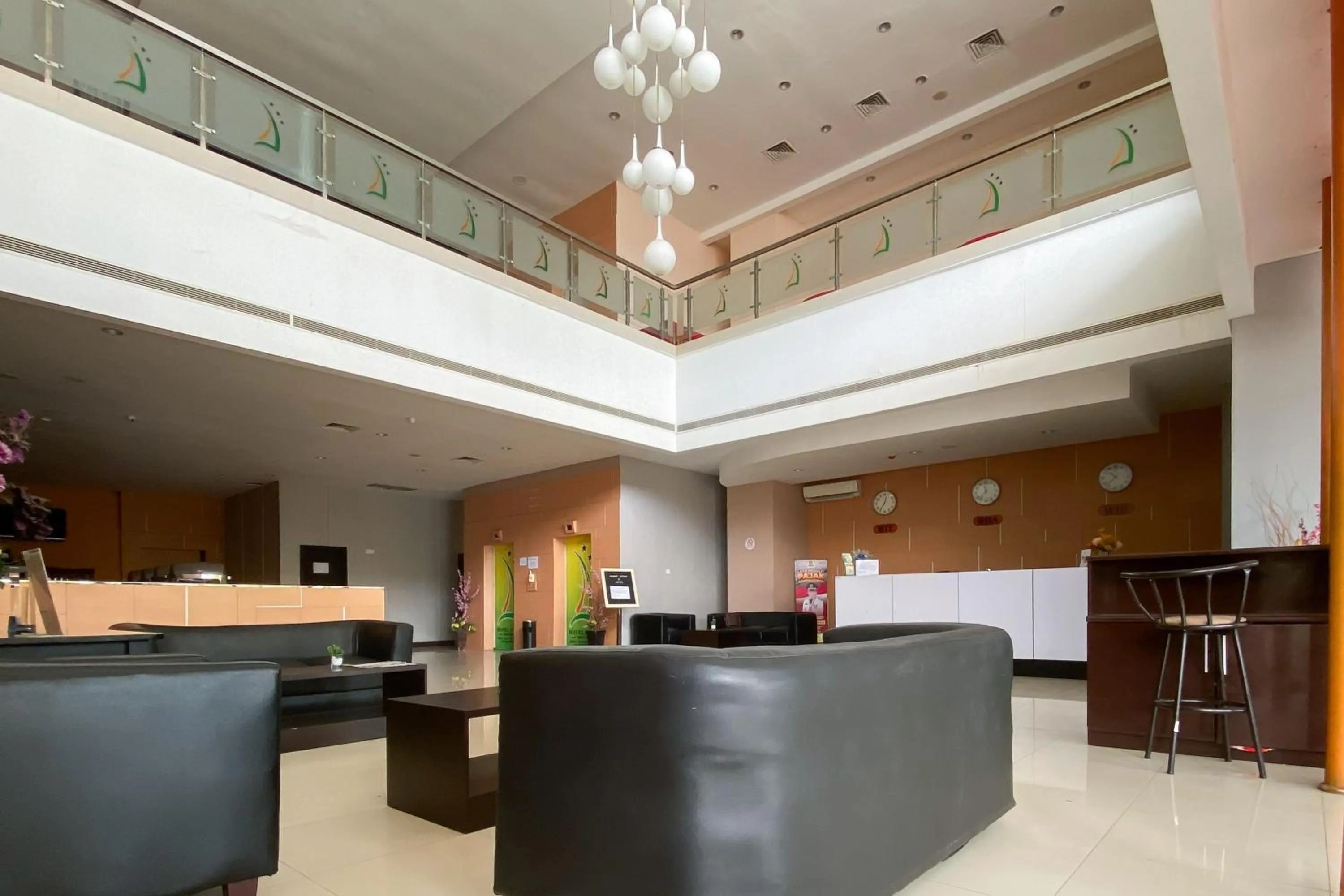 Lobby or reception in Urbanview Hotel Asyra Makassar
