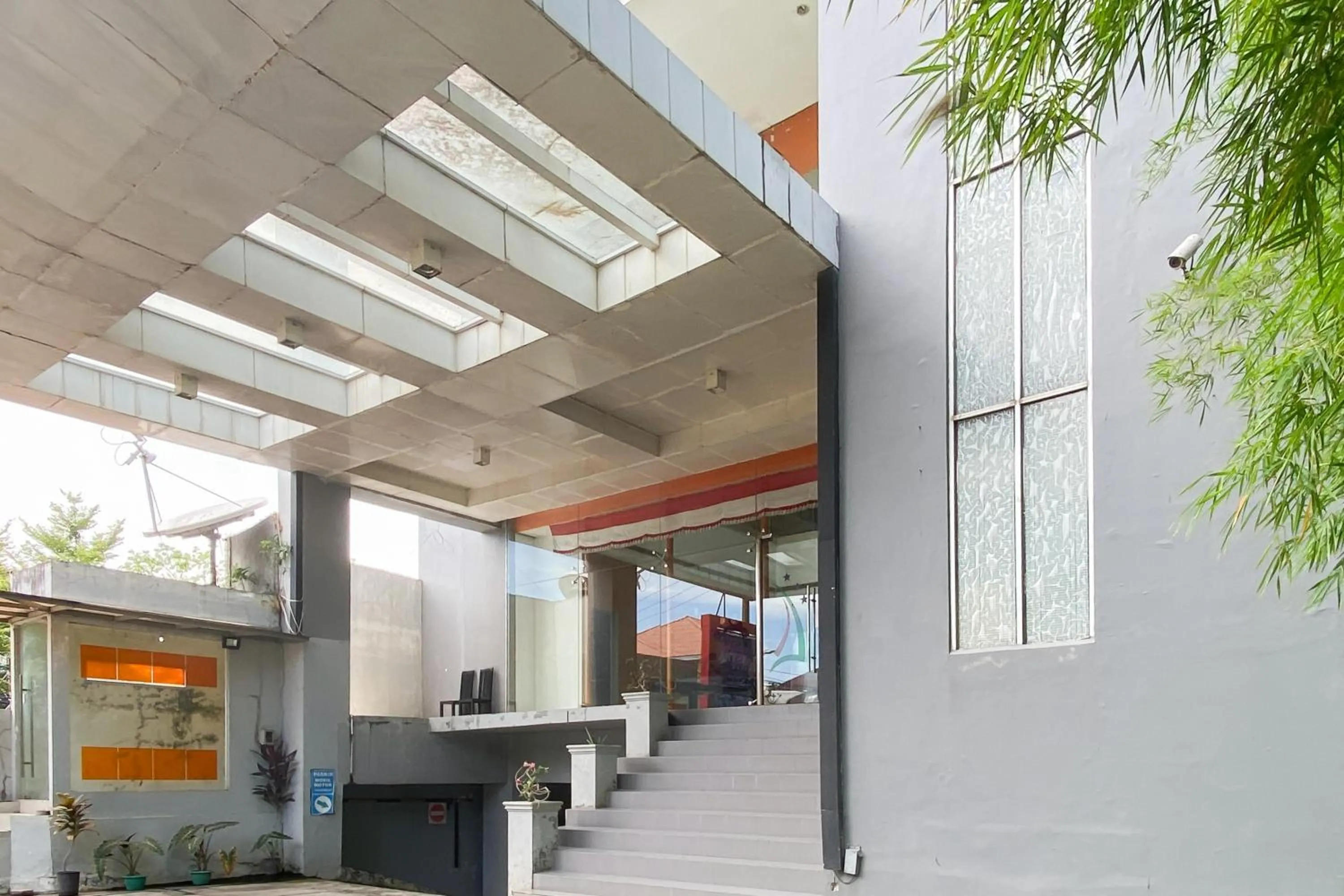 Facade/entrance in Urbanview Hotel Asyra Makassar