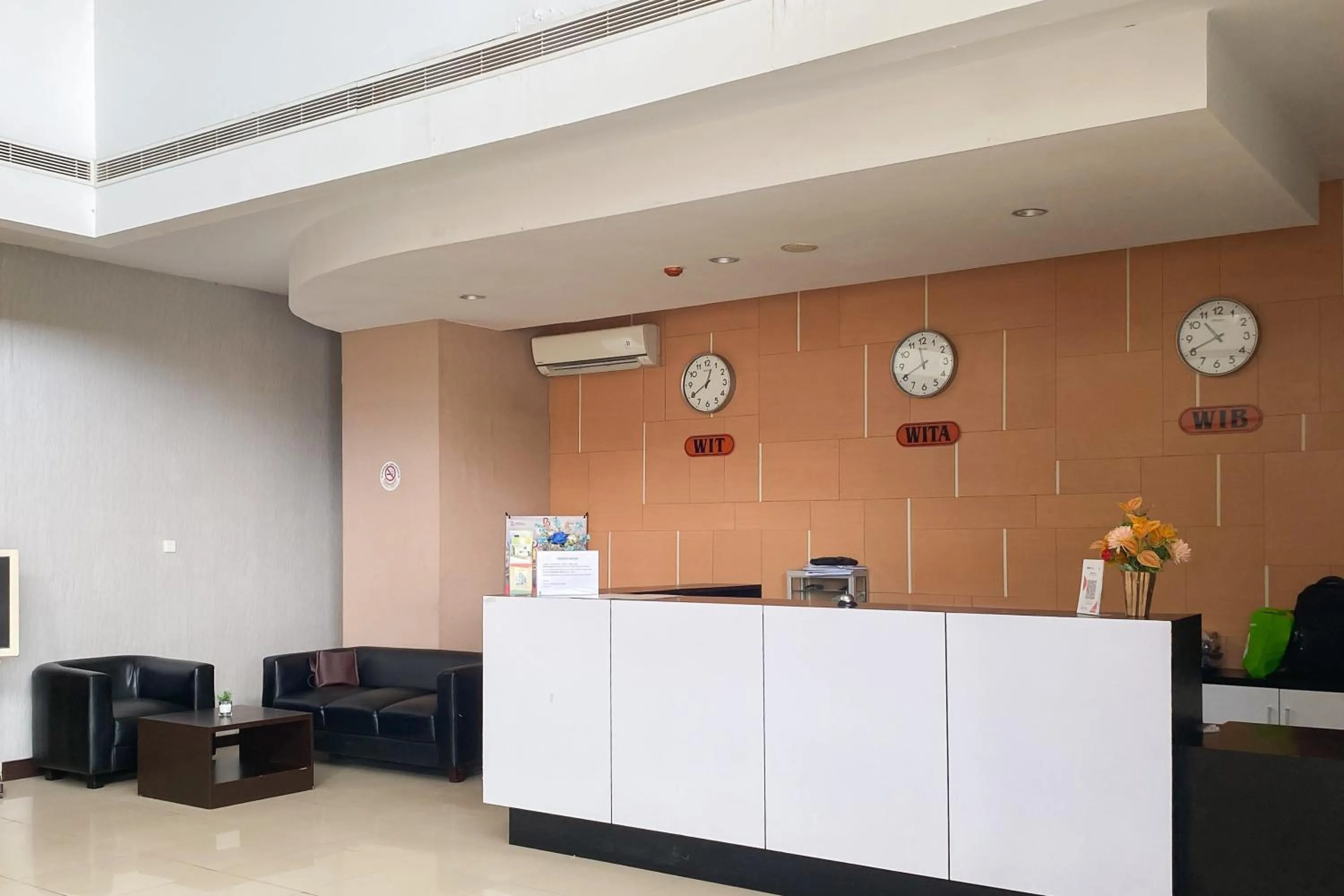 Lobby or reception in Urbanview Hotel Asyra Makassar
