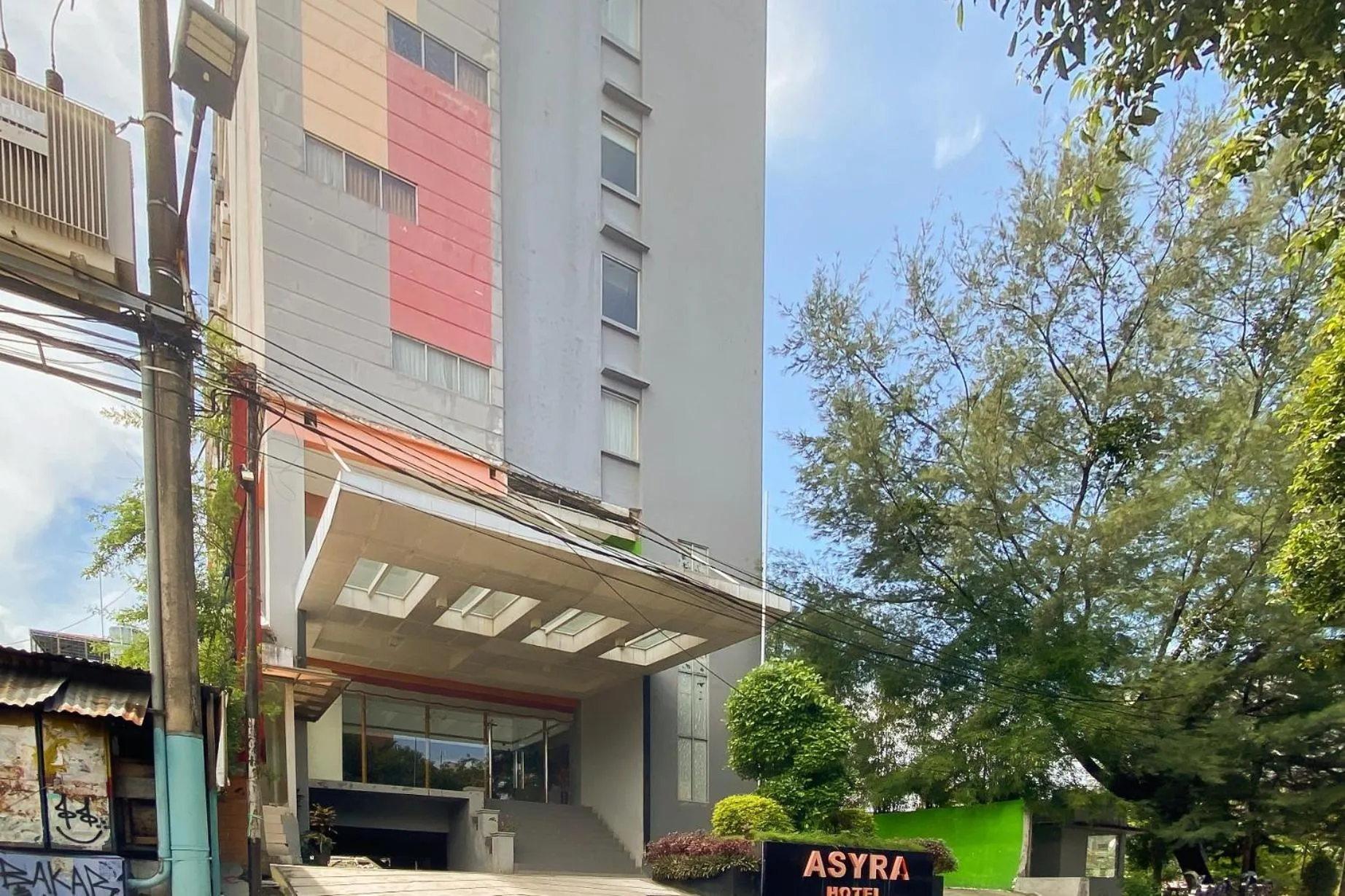 Facade/entrance in Urbanview Hotel Asyra Makassar