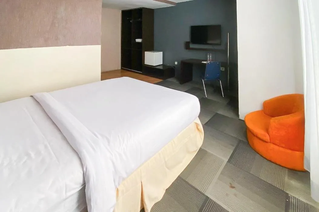 Bedroom, Bed in Urbanview Hotel Asyra Makassar
