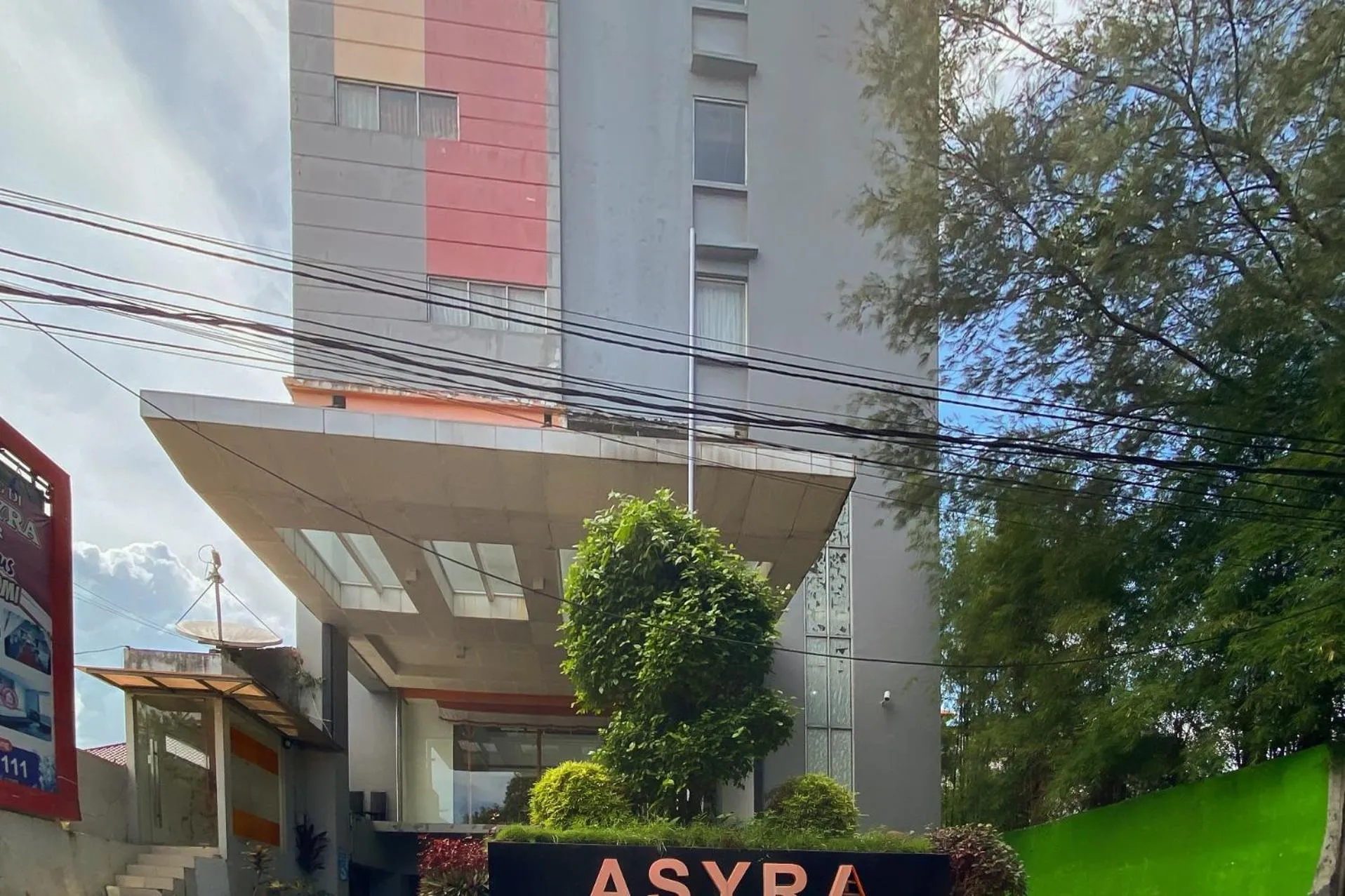 Facade/entrance in Urbanview Hotel Asyra Makassar