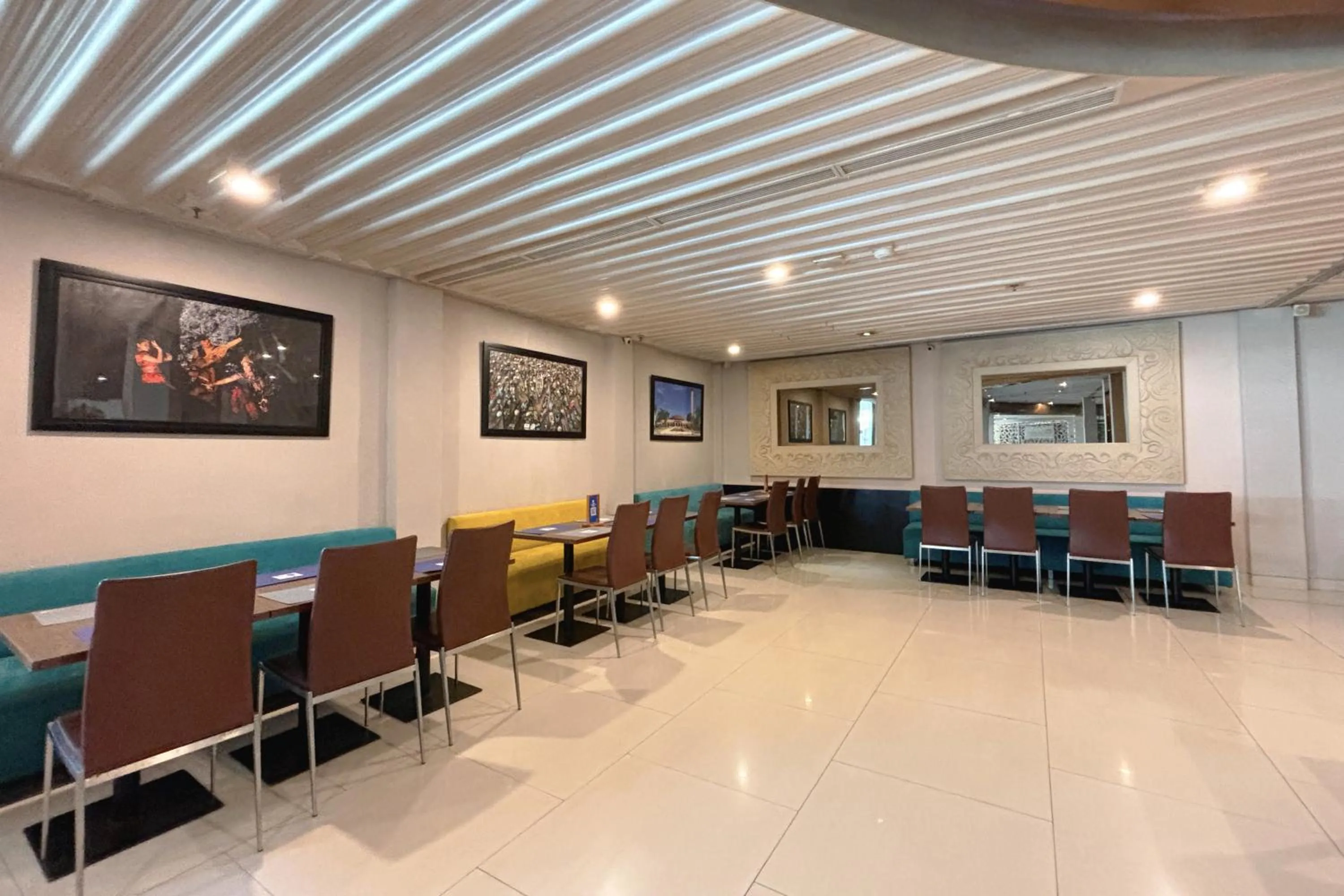 Restaurant/places to eat in Novotel Banjarmasin Airport
