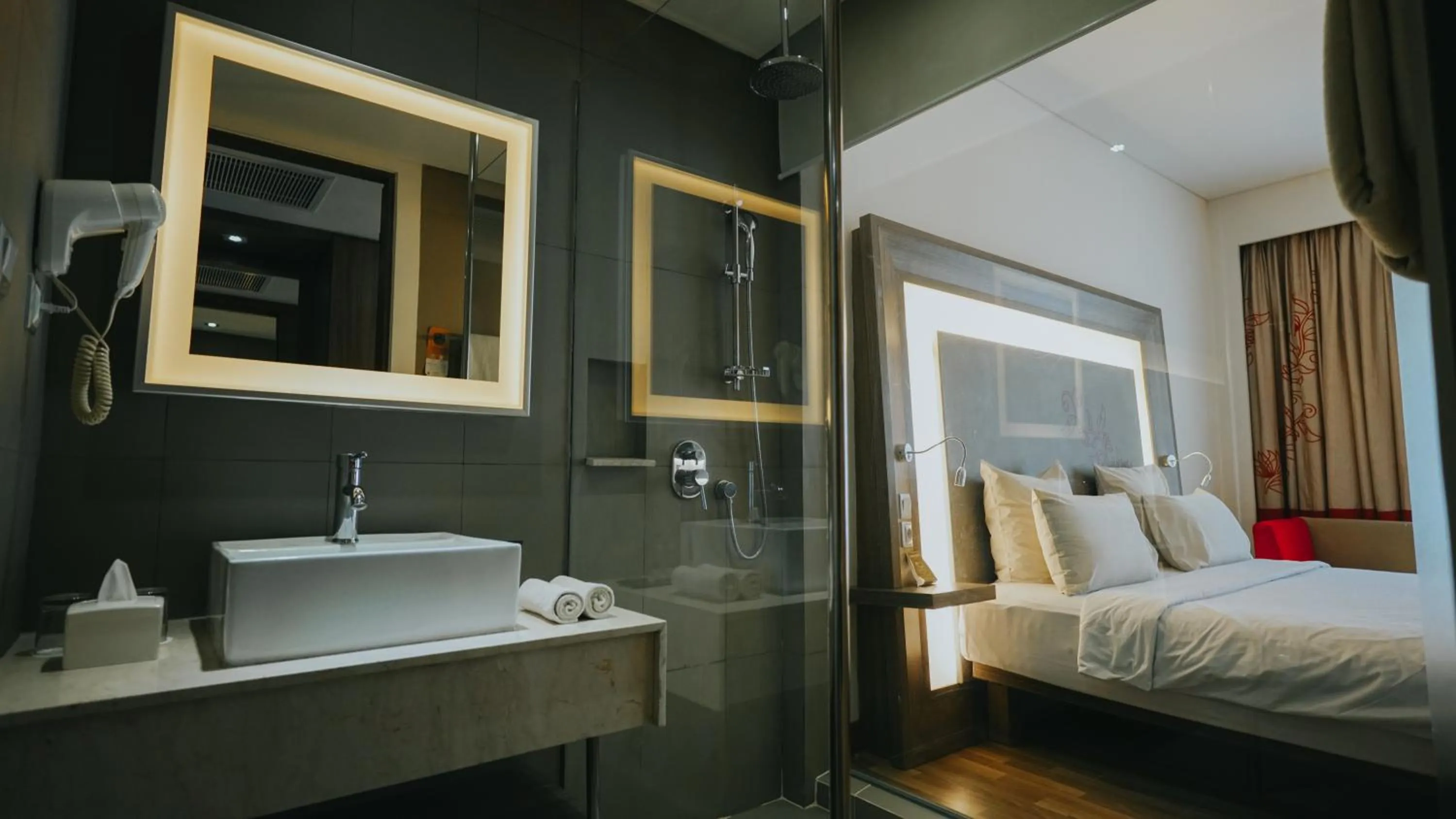 Bathroom, Bed in Novotel Banjarmasin Airport