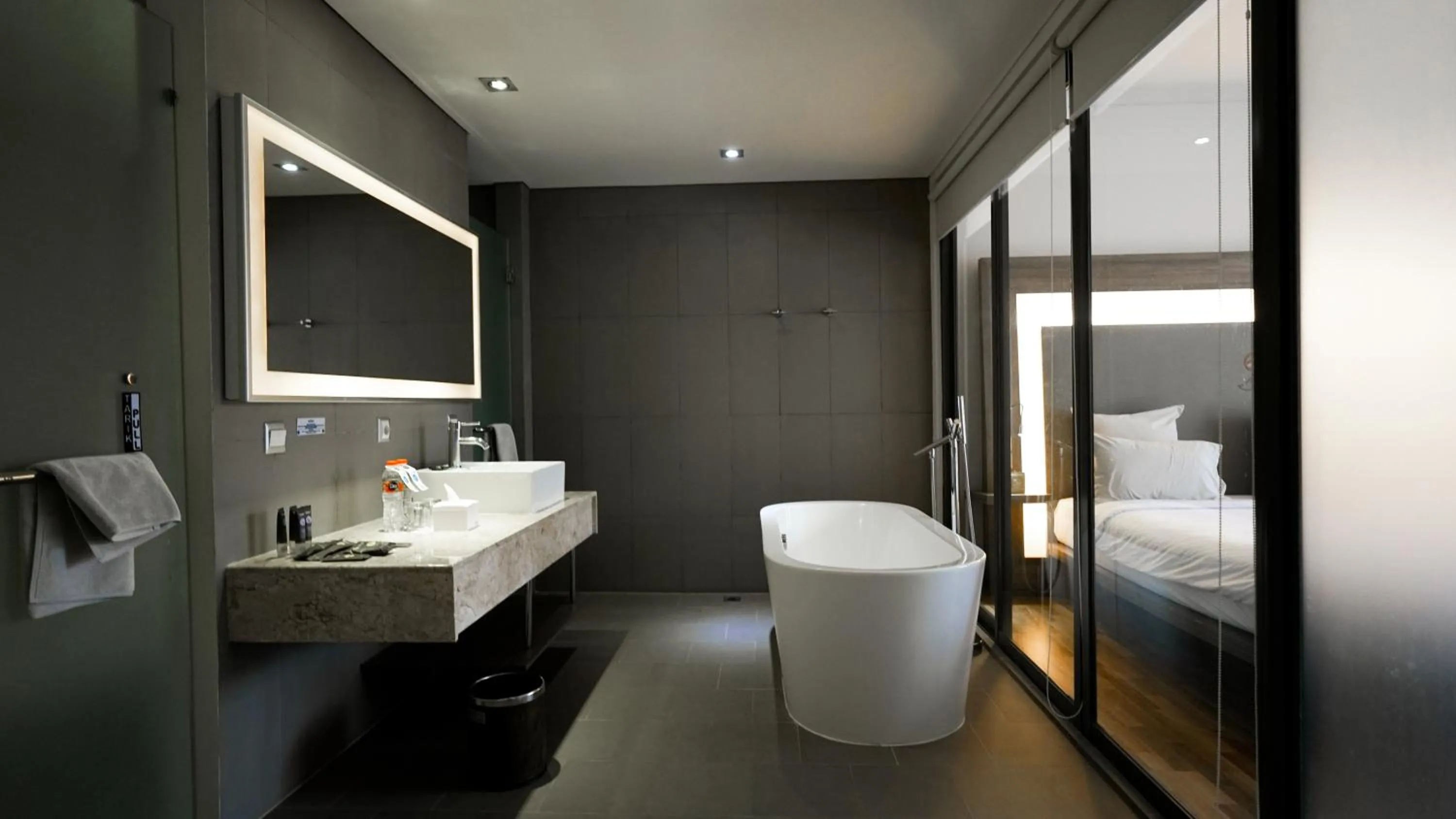 Bathroom, Bed in Novotel Banjarmasin Airport