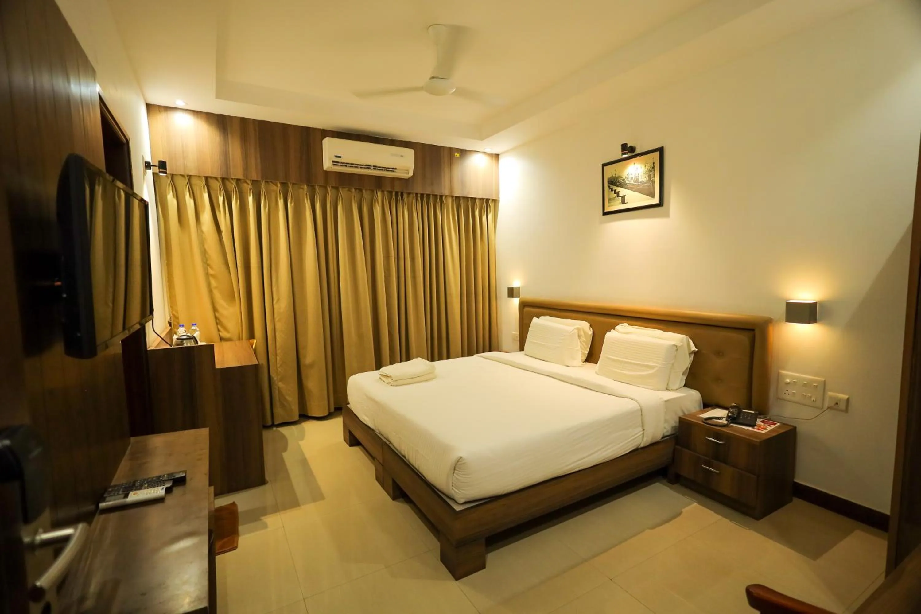 Bedroom, Bed in Metro Plaza Hotel by RAK Rooms, Mangaluru