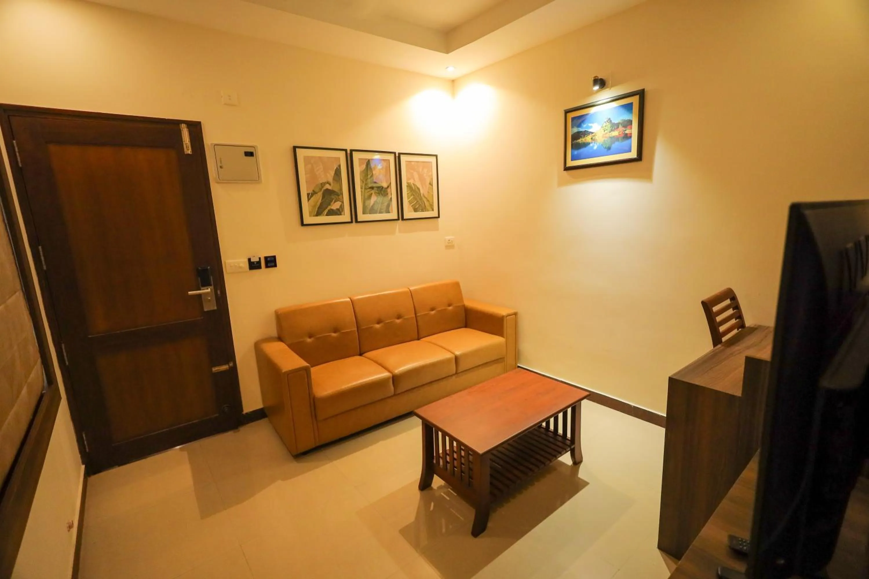 Living room in Metro Plaza Hotel by RAK Rooms, Mangaluru