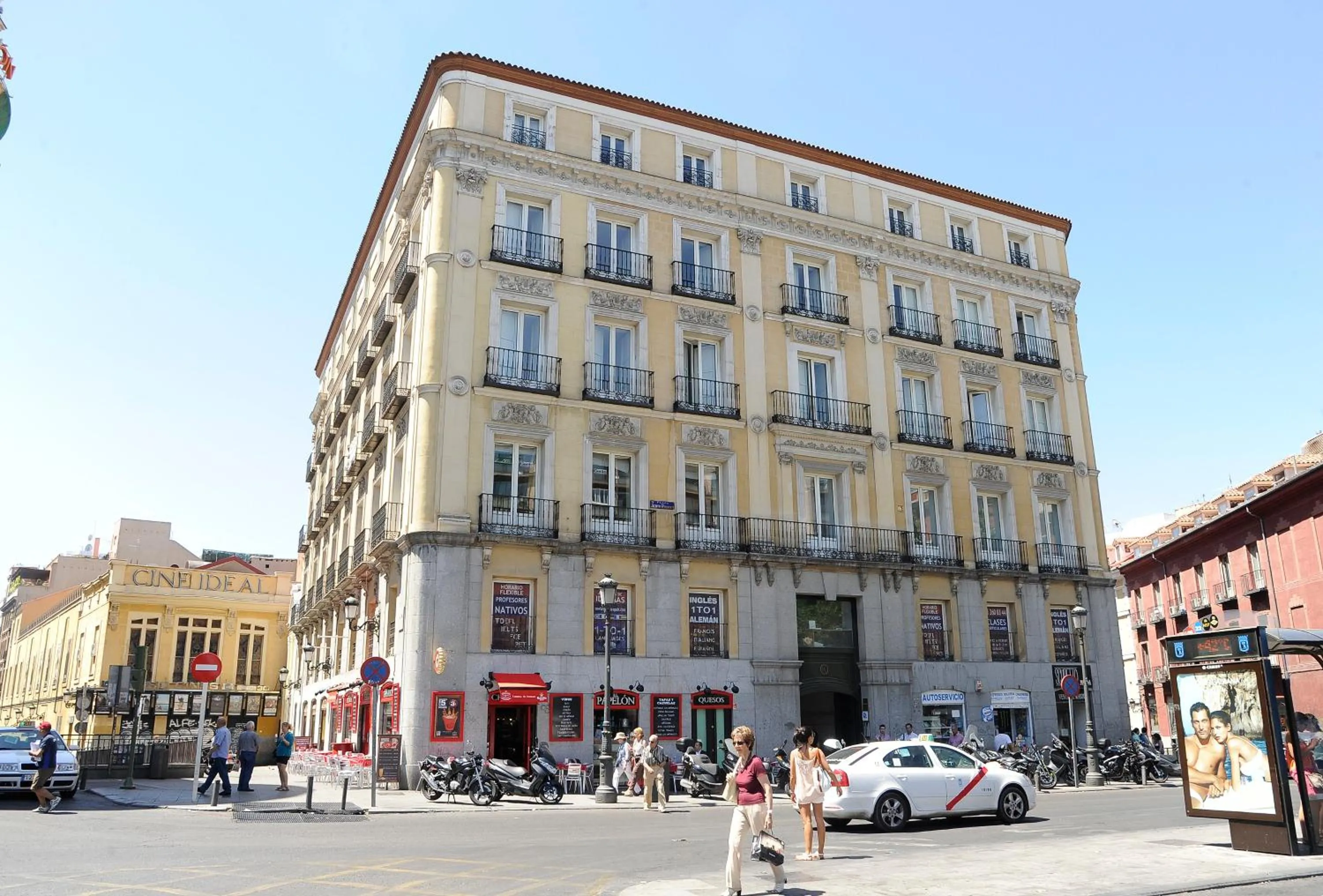 Facade/entrance in Mola Suites