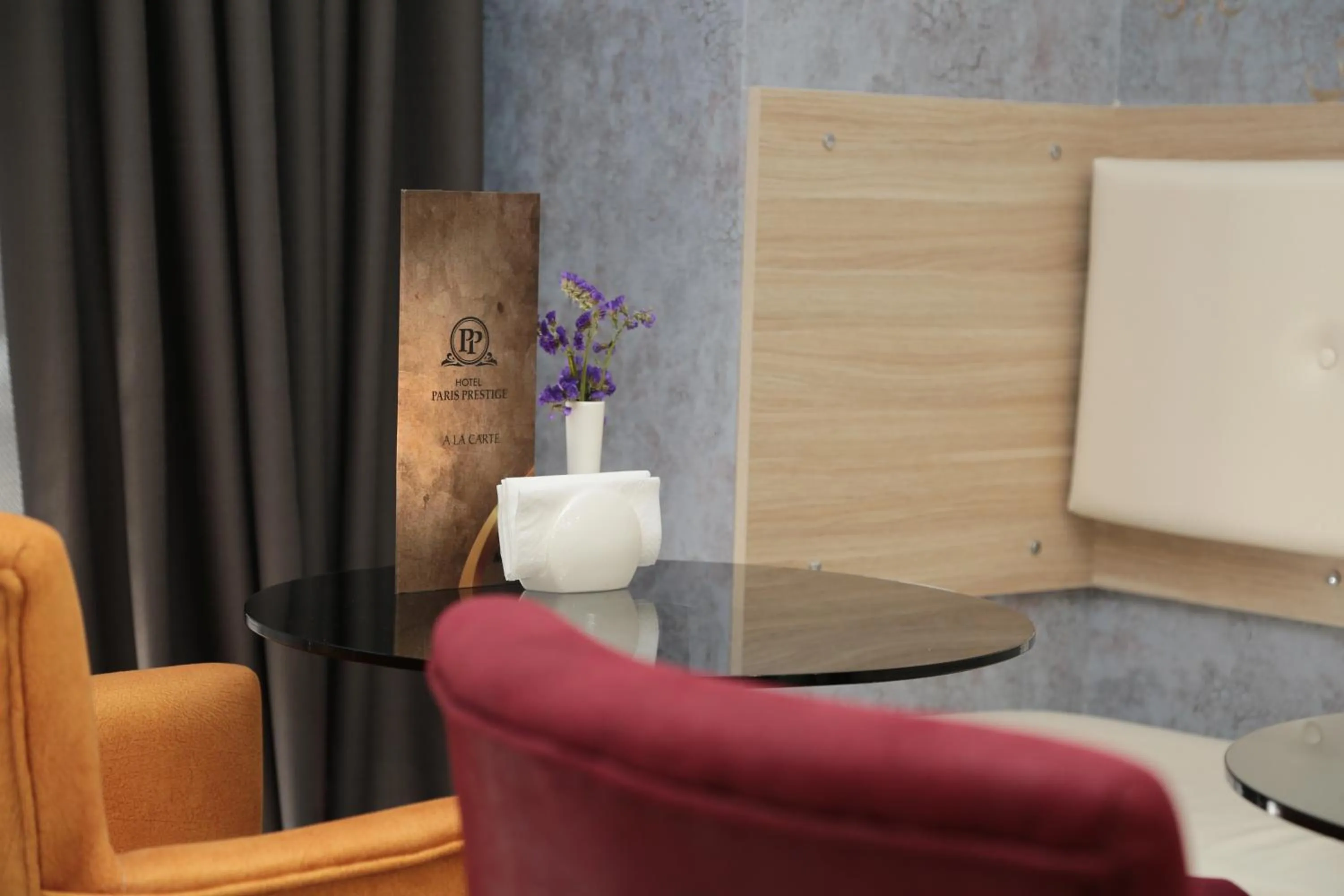 Seating area in Hotel Paris Prestige