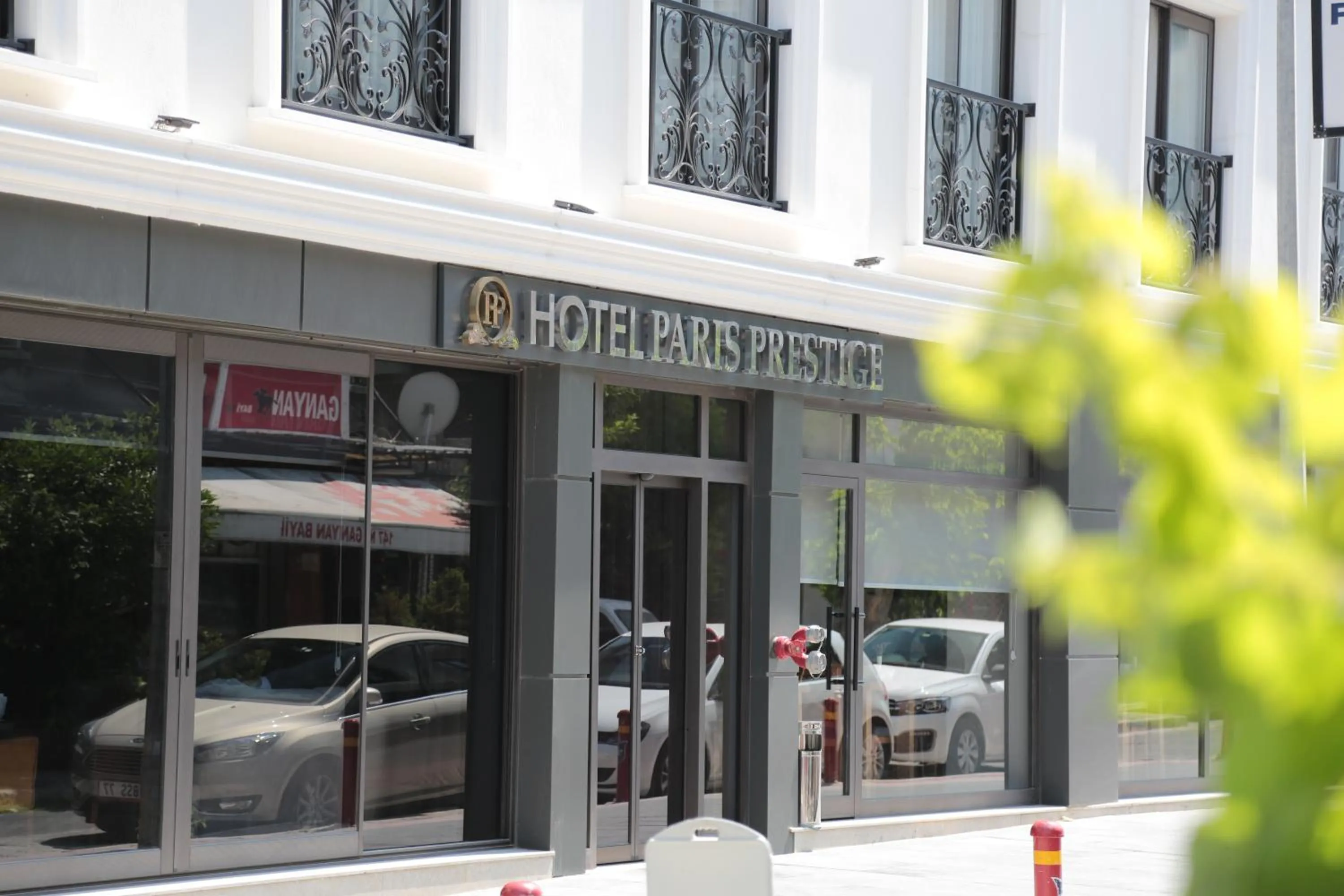 Facade/entrance in Hotel Paris Prestige