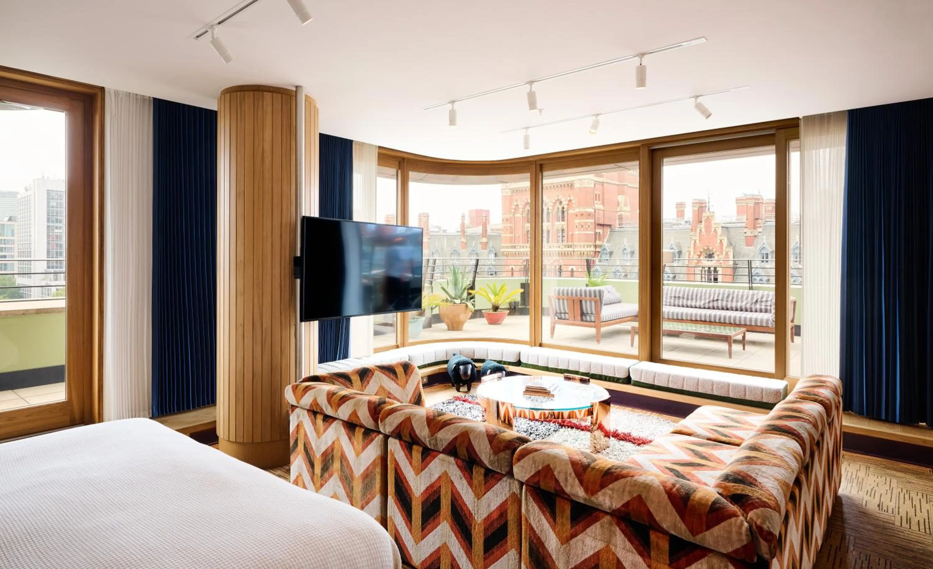 Seating area, Bed in The Standard London