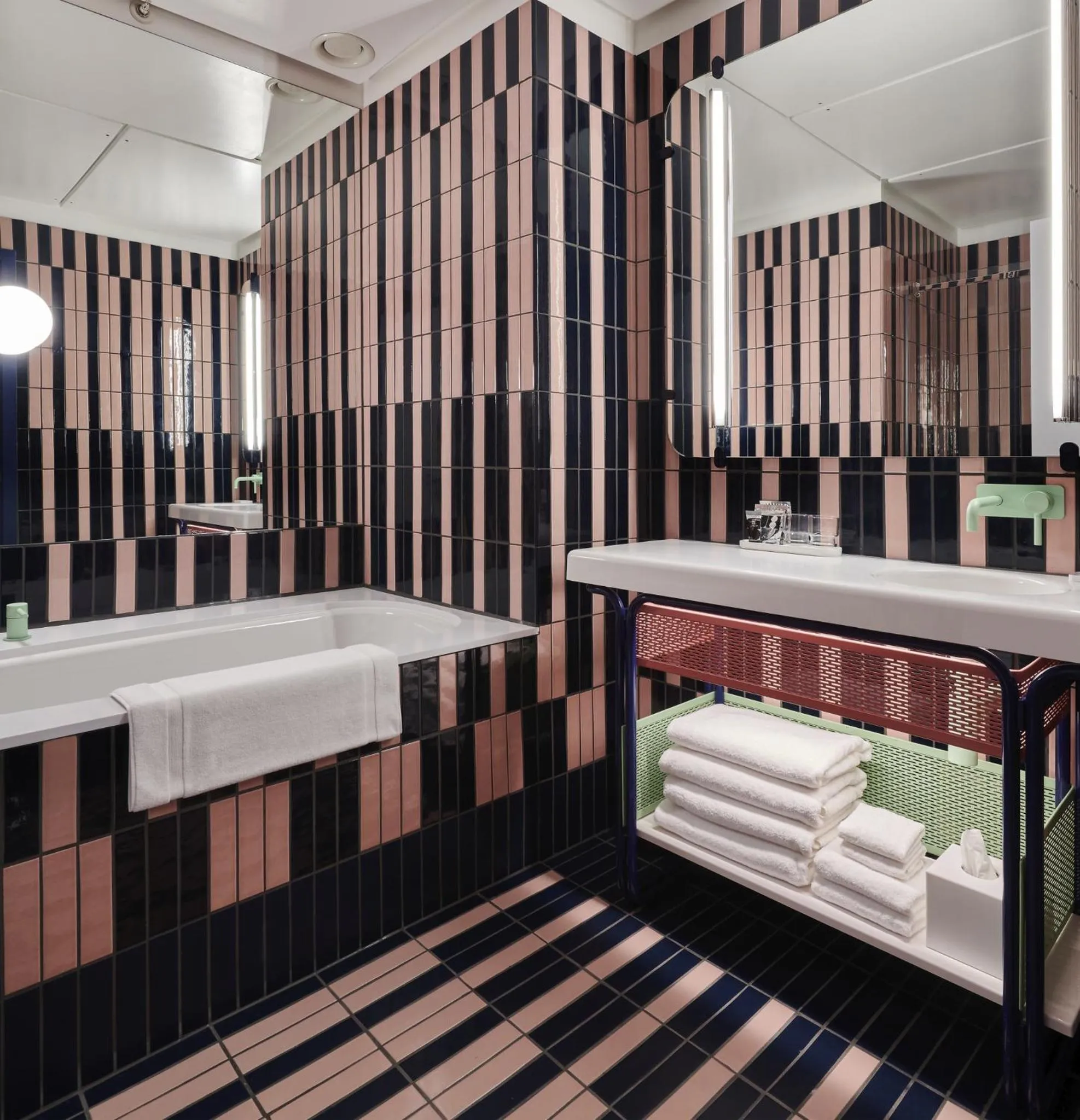 Bathroom, Bed in The Standard London