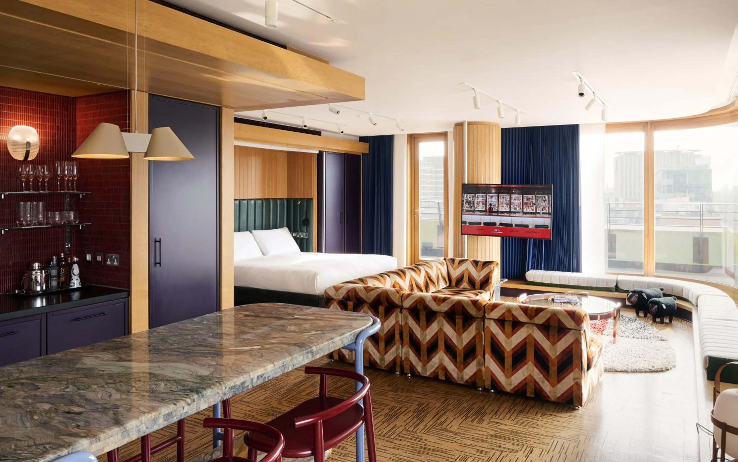 Seating area, Bed in The Standard London