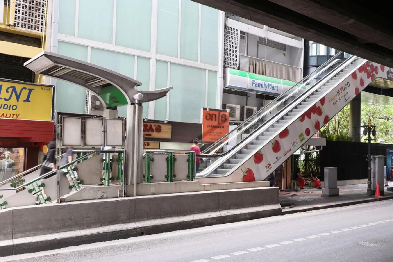 Street view in On 8 Sukhumvit Nana Bangkok