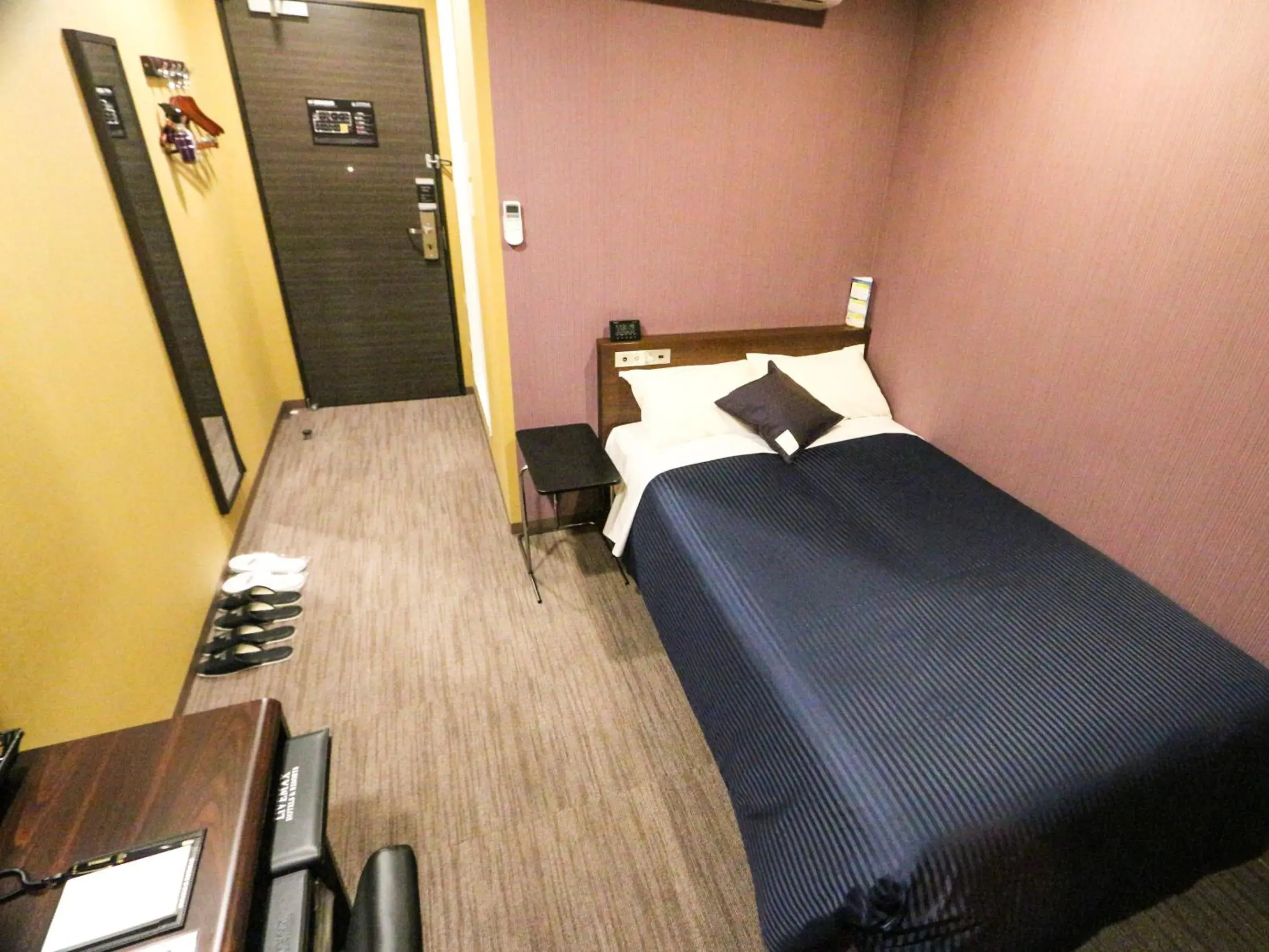 Double Room with Small Double Bed - Non-Smoking in HOTEL LiVEMAX Mikawaanjo Ekimae Double Room with Small Double Bed - Non-Smoking in HOTEL LiVEMAX Mikawaanjo Ekimae