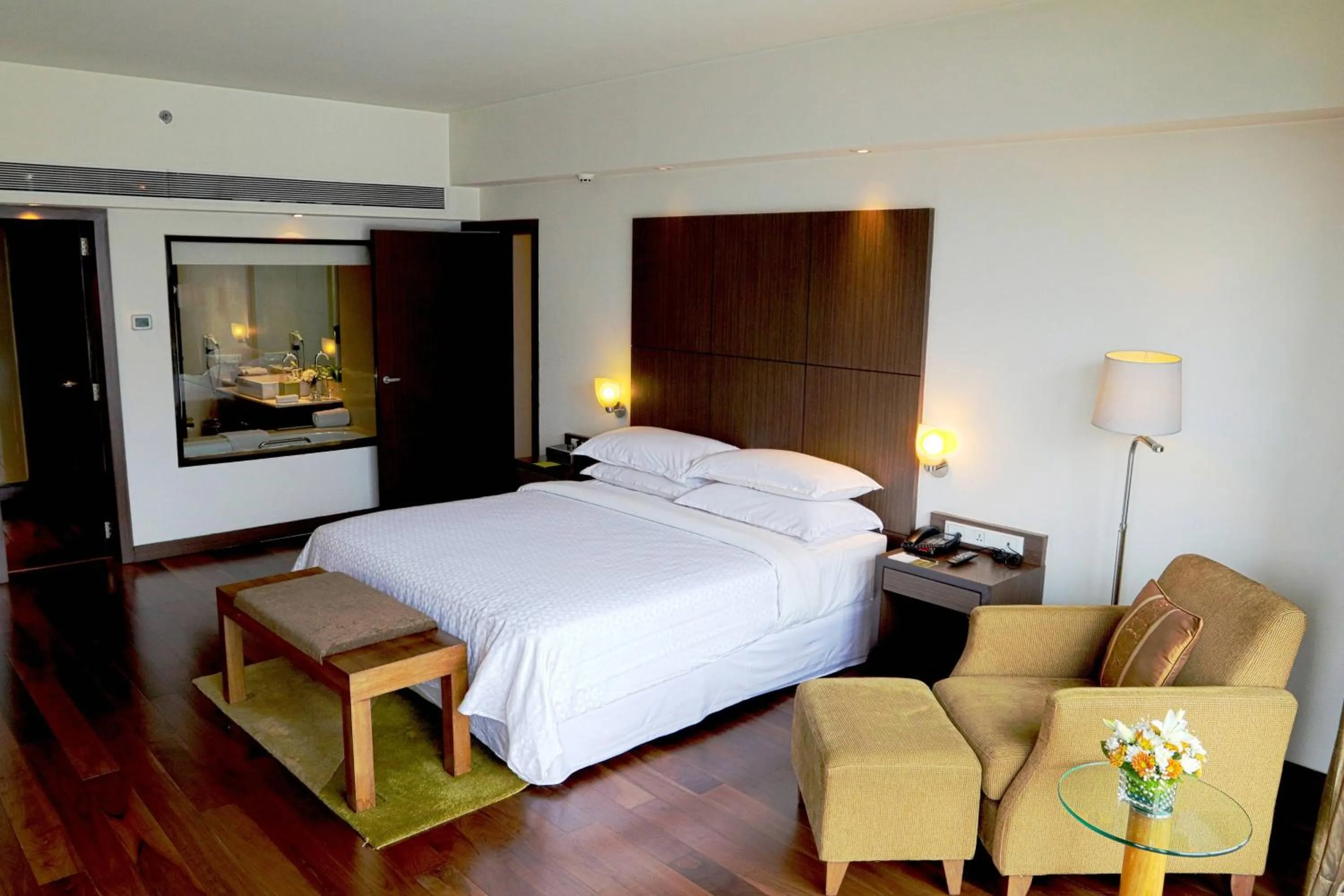 Photo of the whole room, Bed in Four Points by Sheraton Navi Mumbai, Vashi