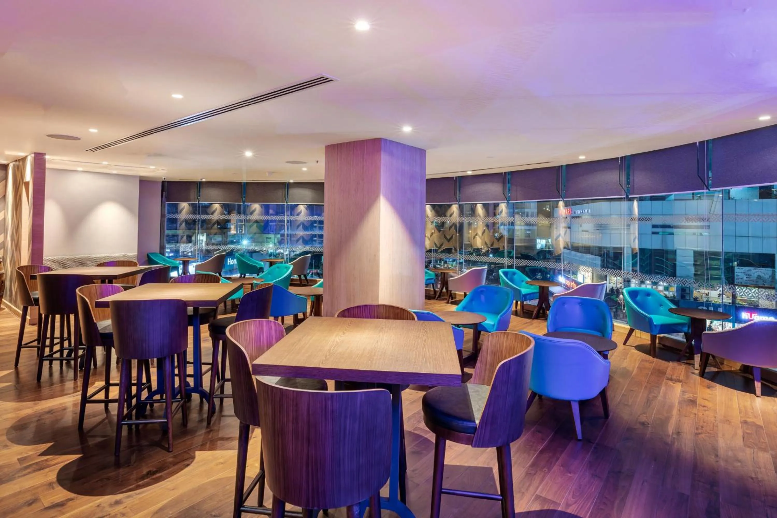 Lounge or bar in Four Points by Sheraton Navi Mumbai, Vashi