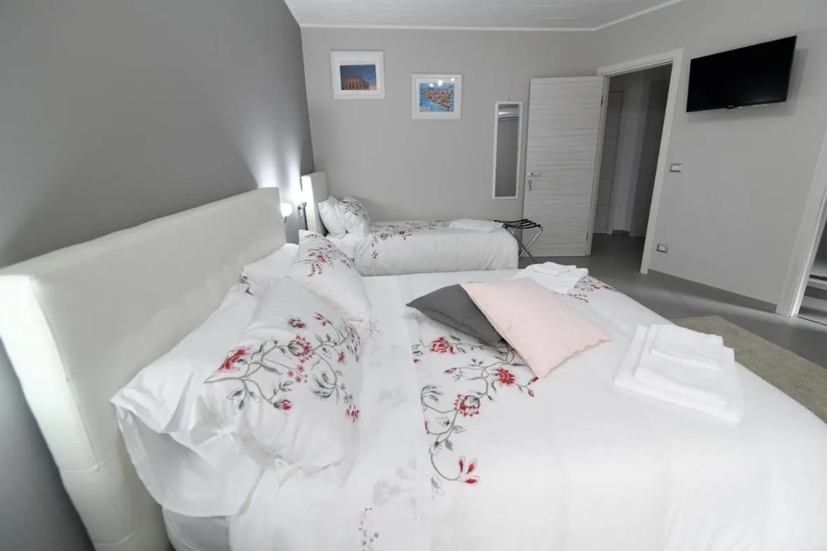 Photo of the whole room, Bed in La Regina Di Saba