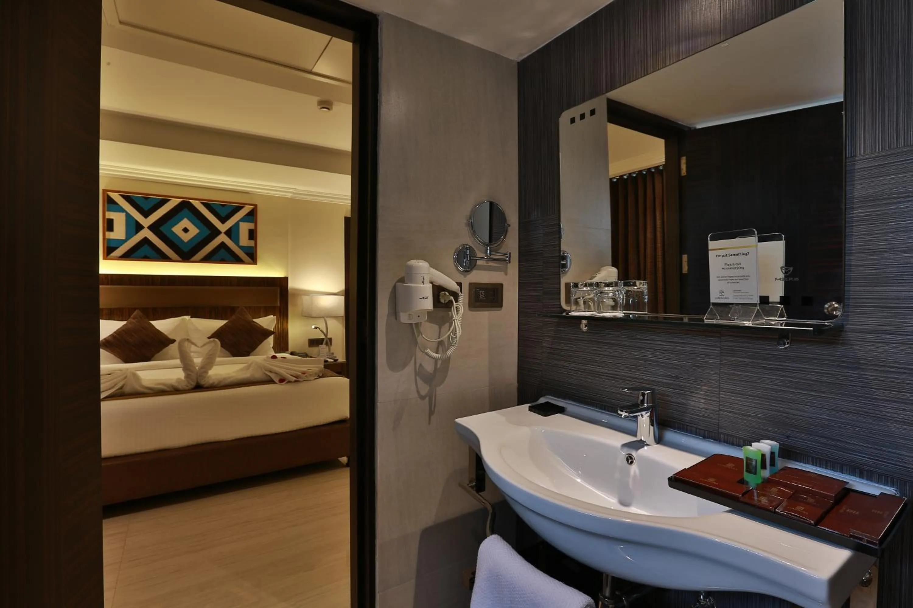 Bathroom, Bed in Hotel Luminara
