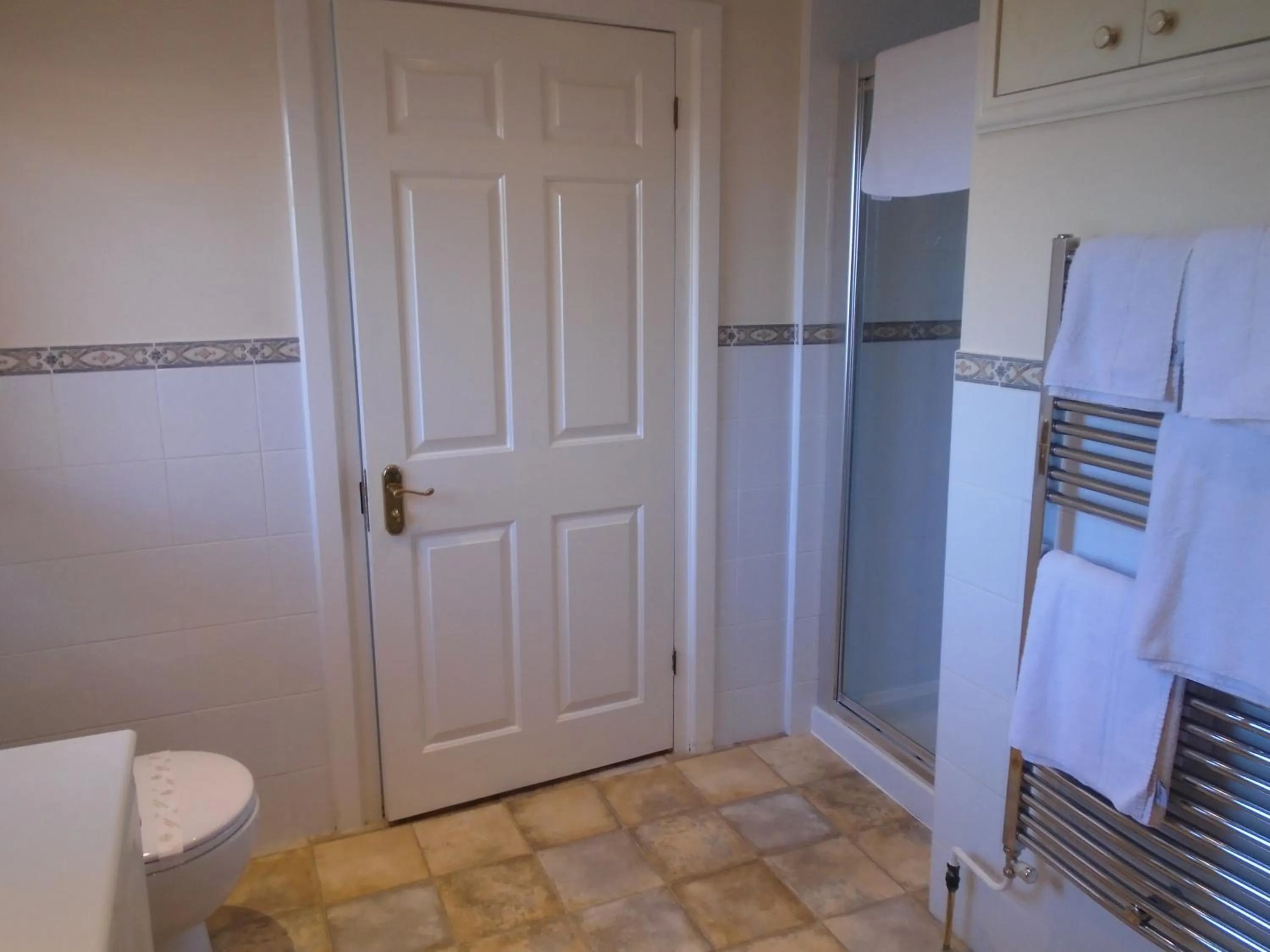 Bathroom in Trumbles Gatwick B&B