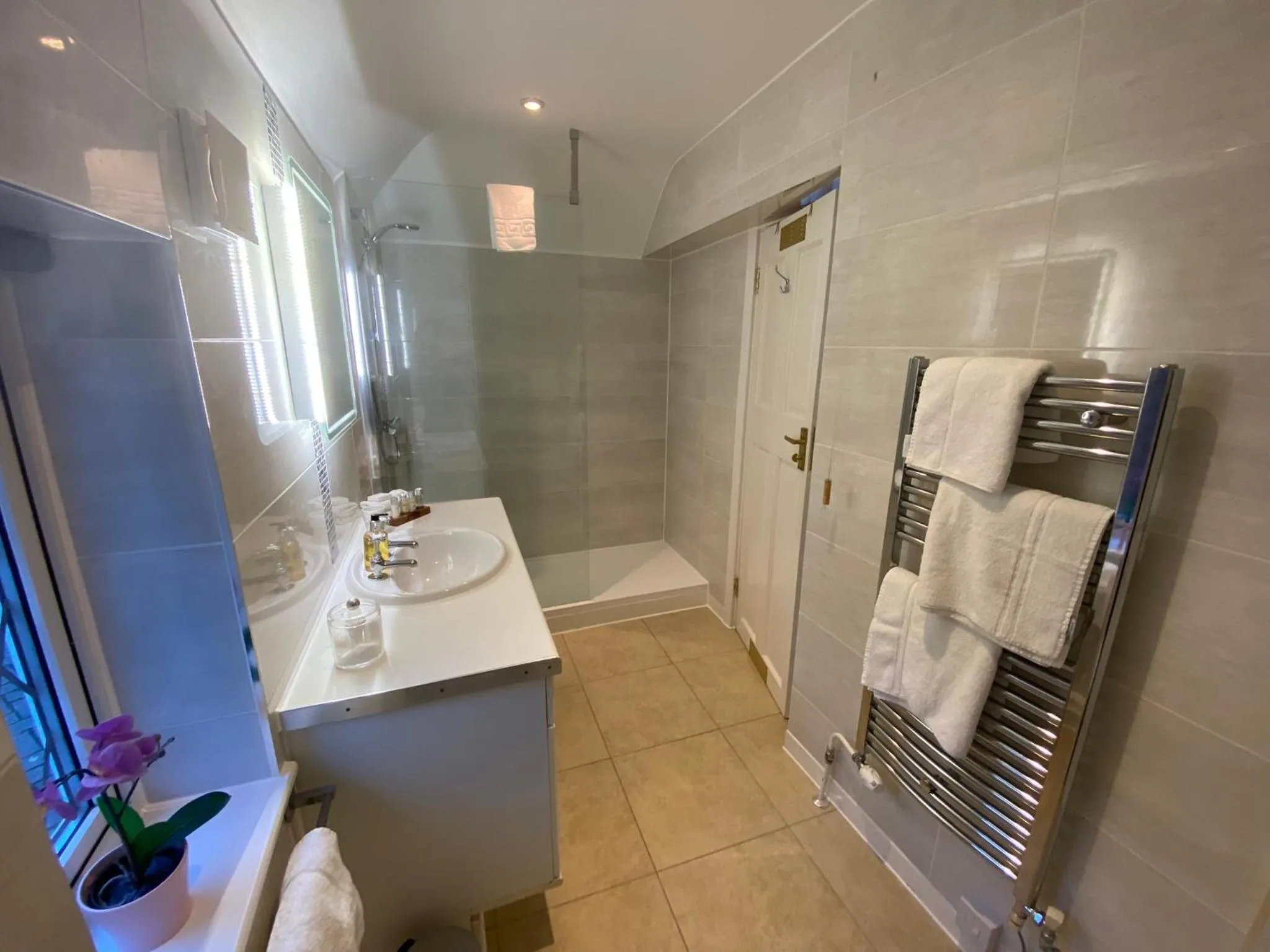 Bathroom in Trumbles Gatwick B&B