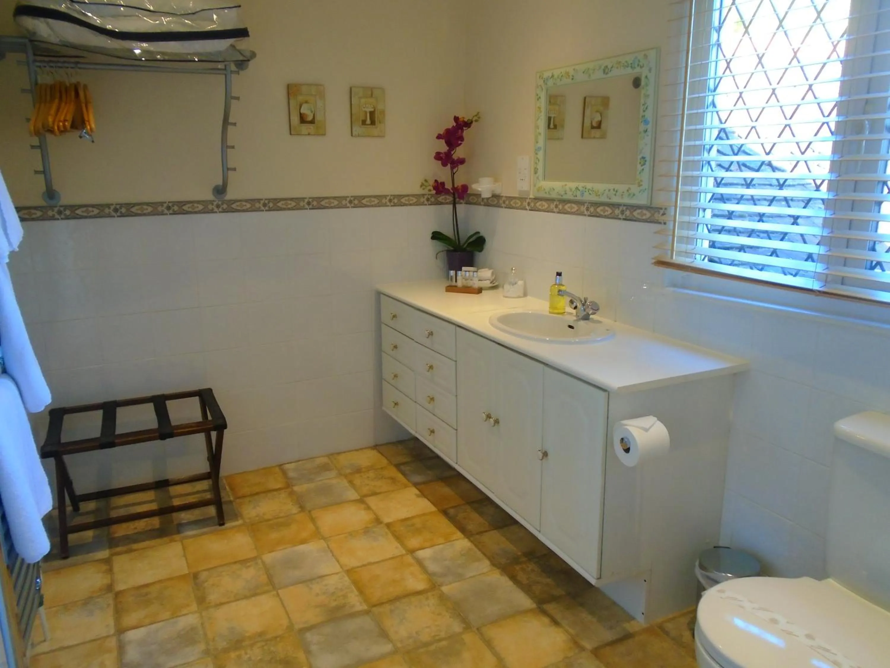 Bathroom in Trumbles Gatwick B&B