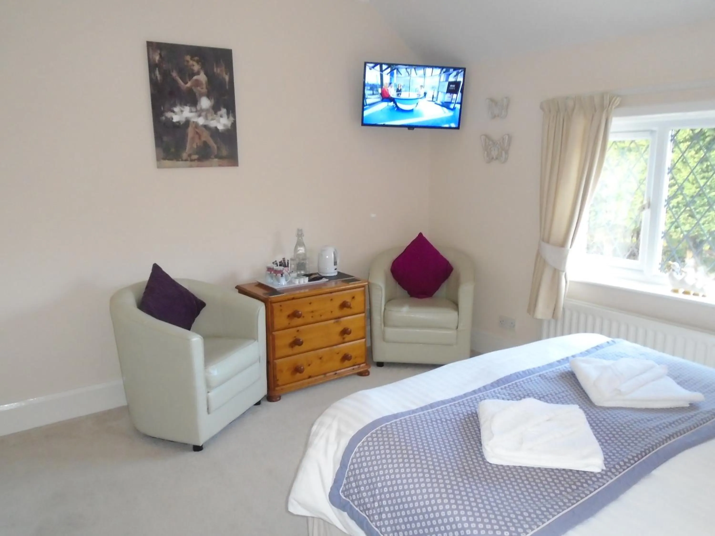 Seating area, Bed in Trumbles Gatwick B&B