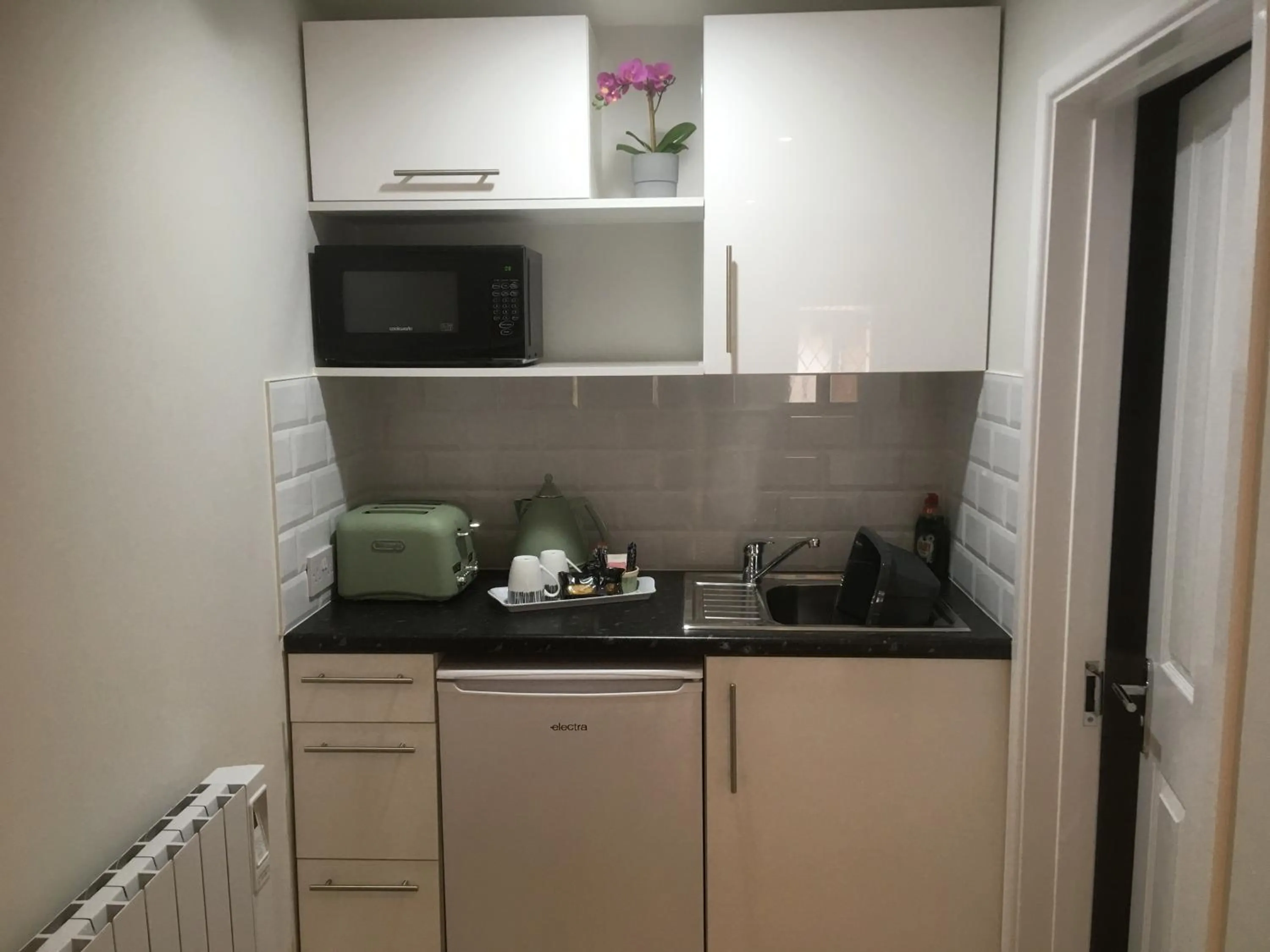 Kitchen or kitchenette in Trumbles Gatwick B&B