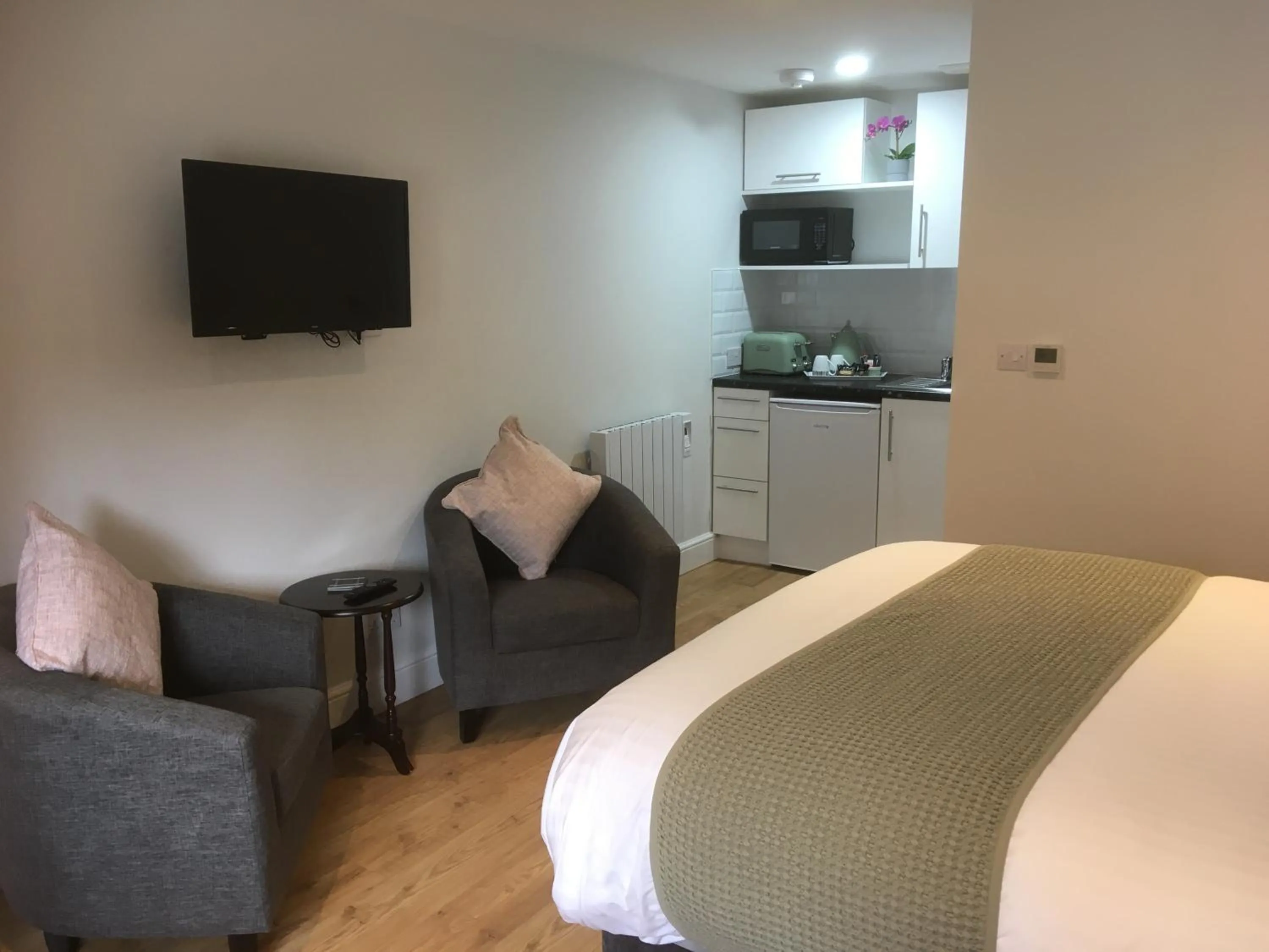 TV and multimedia, Bed in Trumbles Gatwick B&B