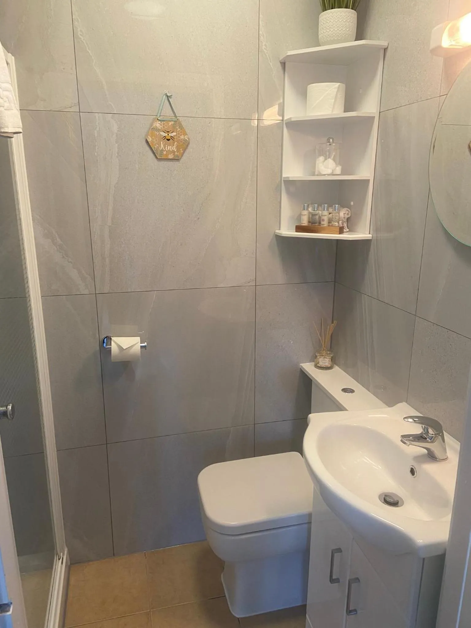 Bathroom in Trumbles Gatwick B&B