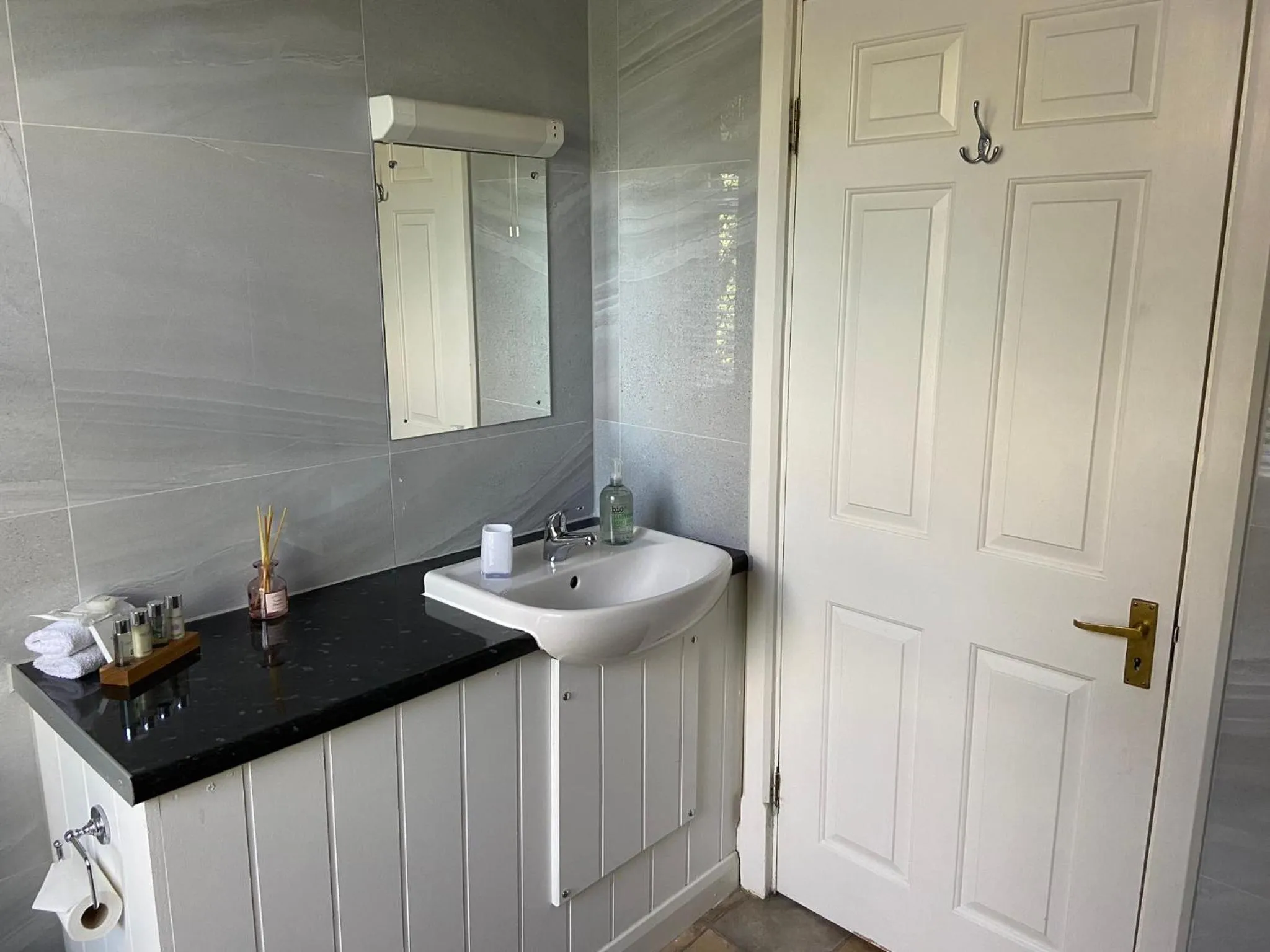 Bathroom in Trumbles Gatwick B&B