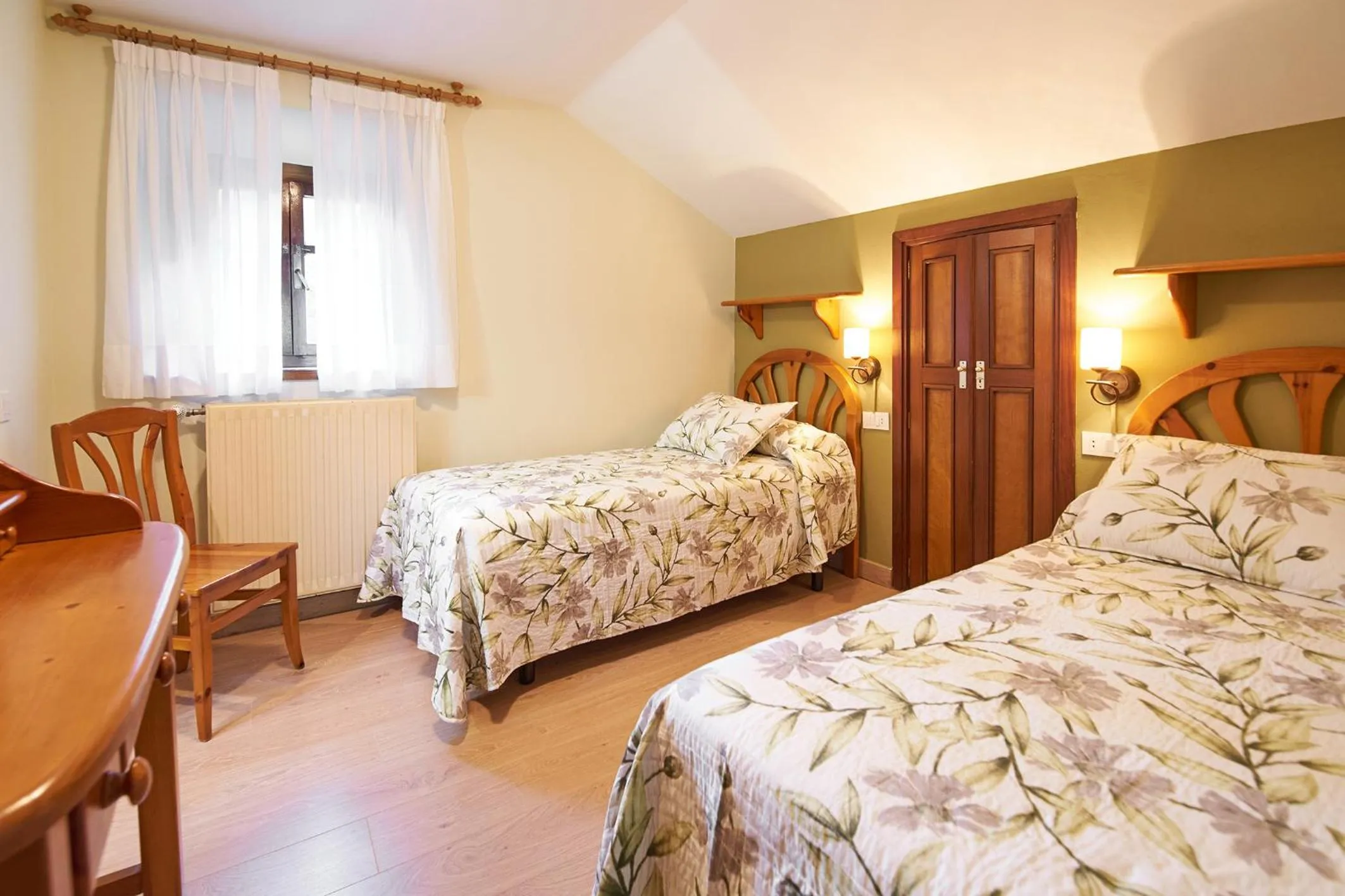 Photo of the whole room, Bed in La Casona de Mestas